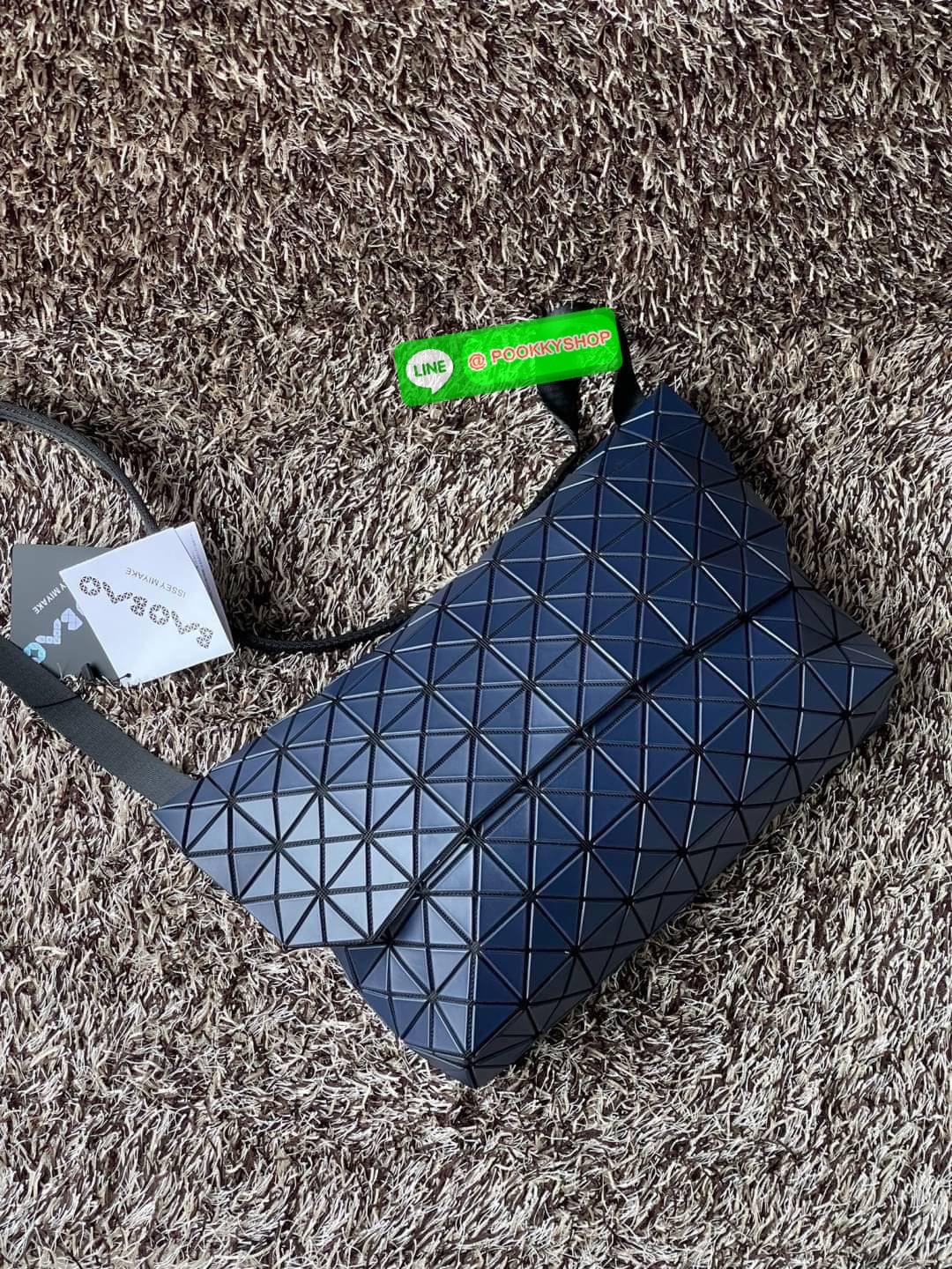 💕Baobao Issey Miyake Prism Sac ชาวมินิมอลทั้งชายและหญิงต้องถูกใจรุ่นนี้ เพราะ Prism Sac เป็นกระเป๋าแบบ unisex ที่มาพร้อมกับความเรียบง่ายของวัสดุเนื้อแมตต์ แต่ให้ลุคสไตล์เท่แบบคูลๆ โดดเด่นด้วยดีไซน์ที่ออกแบบมาให้ใช้งานที่ง่าย ตอบโจทย์ทุกสถานการณ์ฝา