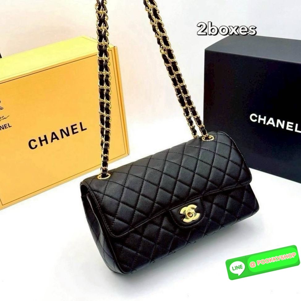 CHANEL Classic Bag 25cm สีใหม่เข้าเพิ่ม สวยละมุน สวยสดใสแบบสับ สวยตัวแม่ต้องมี กระเป๋าสะพายข้าง รูปทรงคลาสสิค หรูหรา เปิด-ปิดกระเป๋าด้วยตัวบิดล็อค ภายในกระเป๋ามีฝาปิดอีก 1 ชั้น โลโก้เด่น คม ชัด!! สะพายได้ 2 แบบ เป็นเส้นคู่สะพายไหล่ หรือเส้นเดี่ยวสะพาย cro