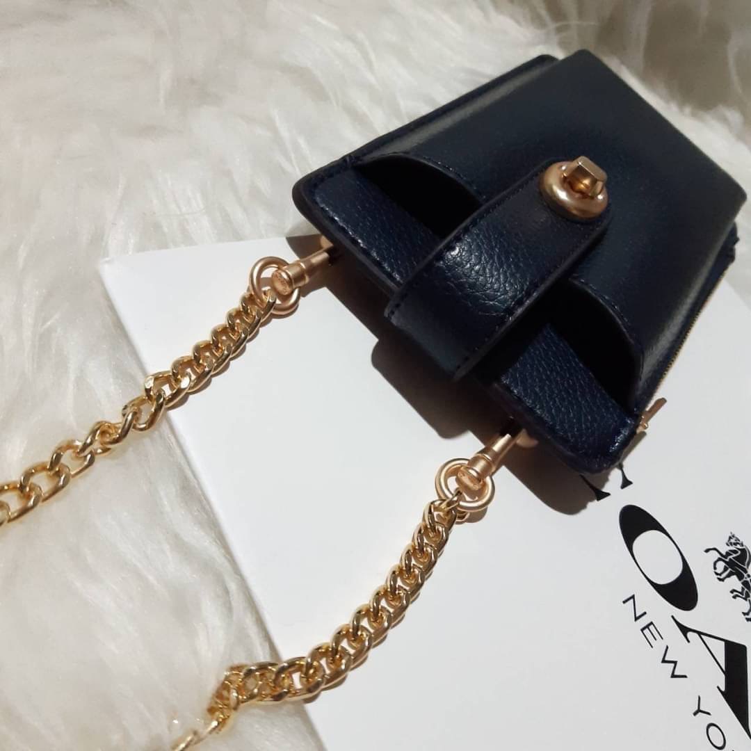 COACH 825 TURNLOCK CHAIN PHONE CROSSBODY IN BLOCKED SIGNATURE CANVAS ฮอตและปังกว่านี้ไม่มีแล้ว!! กระเป๋าเอนกประสงค์ สำหรับใส่โทรศัพท์ ใส่บัตรได้ มีช่องซิปแยกให้ด้วย ขนาดพกพาดีงาม!! 💕 ใส่โทรศัพท์ได้ทุกรุ่นน้า สายสะพายยาวประมาณ 23" (วัดจากไหล่)