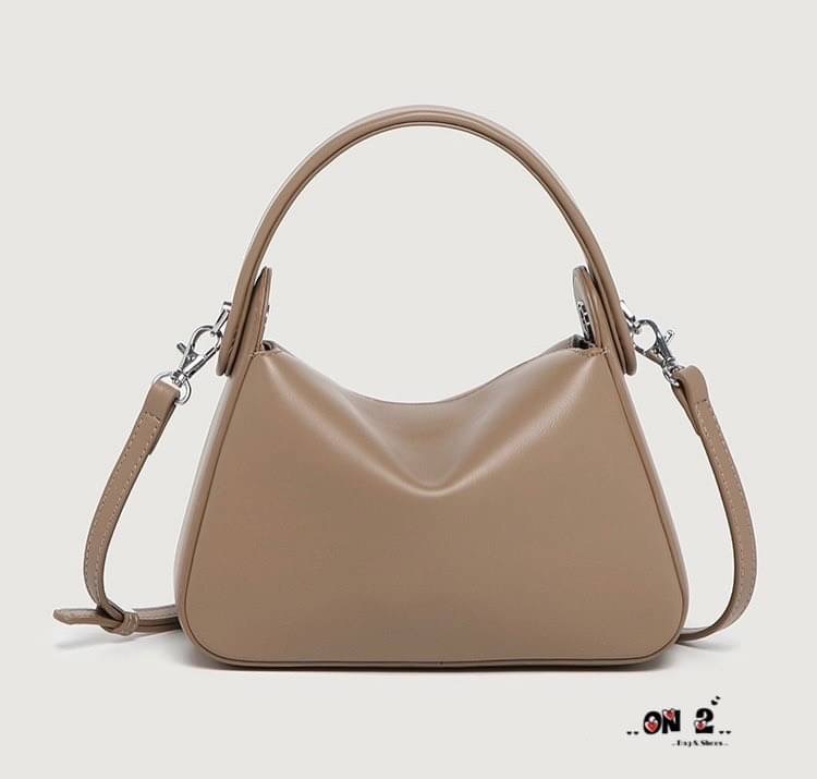 Viva PU Premium Debut งานใหม่ล่าสุด Viva ใบกระทัดรัดกำลังดี มีหูจับ ใช้งานง่าย น้ำหนักเบา ใช้ได้หลายโอกาส ถือสวยมากก สายสะพายยาวก็เก๋ ฝาปิดเป็นเเม่เหล็ก หนังเรียบ คุณภาพดี เป็น everyday bag ได้เลยค่าา