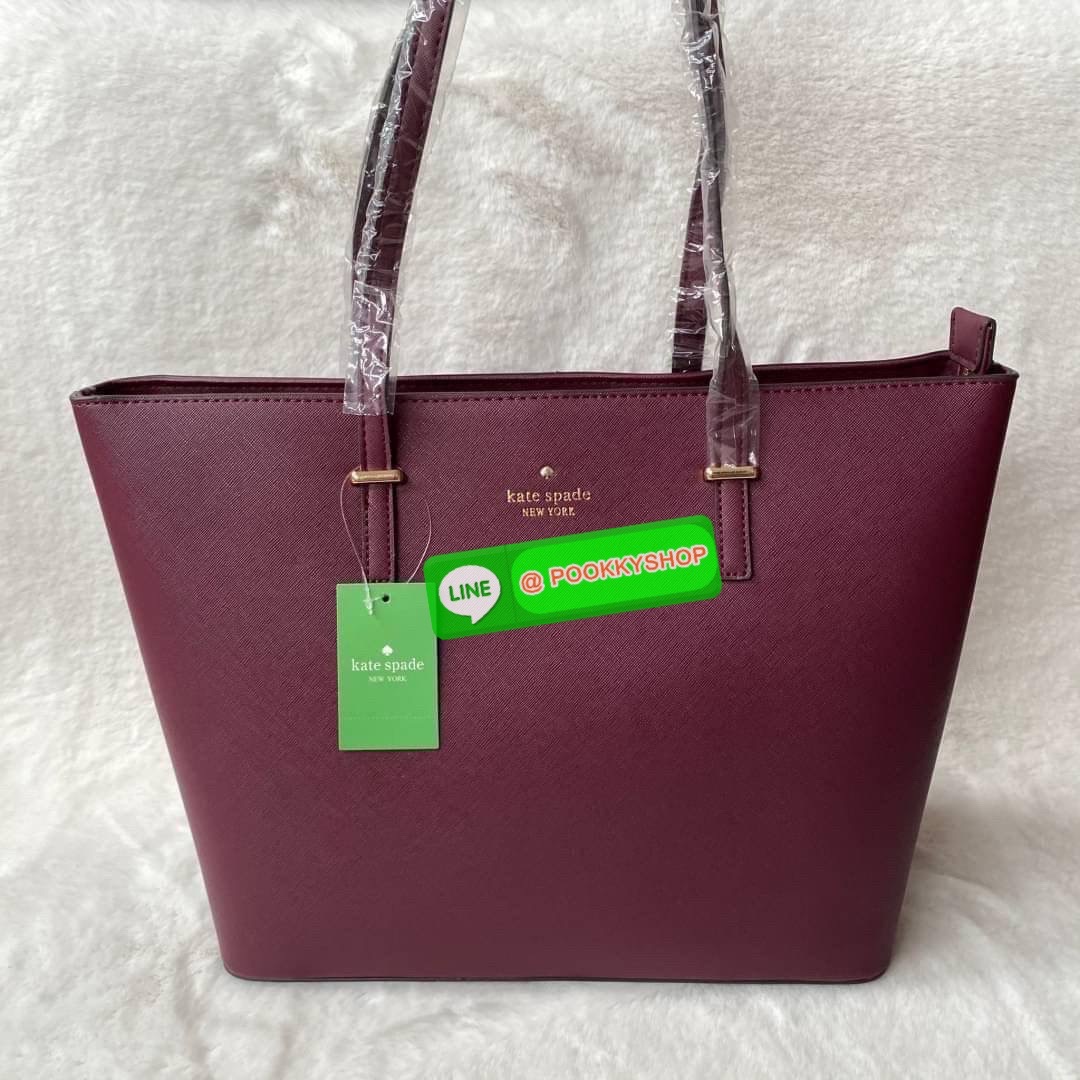 Kate Spade new york shopping large bag กระเป๋าถือ หรือคล้องไหล่ได้ ด้านหน้ามีโลโก้แบรนด์ แบบปั้มสีทอง เปิด-ปิด กระเป๋าด้วยซิป ด้านในโล่งกว้าง จุของได้เยอะ ด้านในมีช่องซิป และ ช่องเล็ก