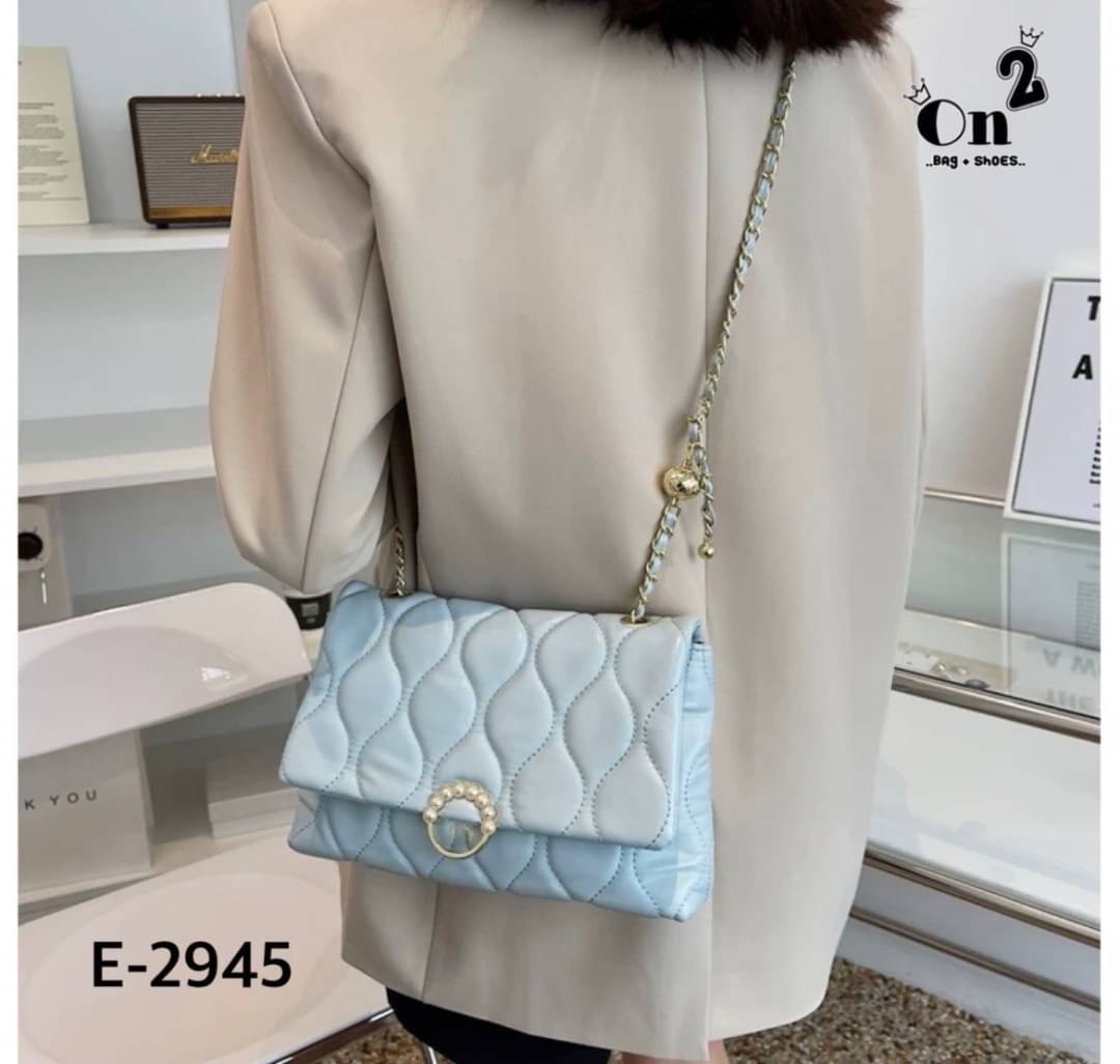 กระเป๋าสะพายมาใหม่ งานสไตล์แบรนด์ เปิดหน้า สายสะพายยาวแบบครอสบอดี้หรือดึงขึ้นสะพายข้างได้ค่ะ