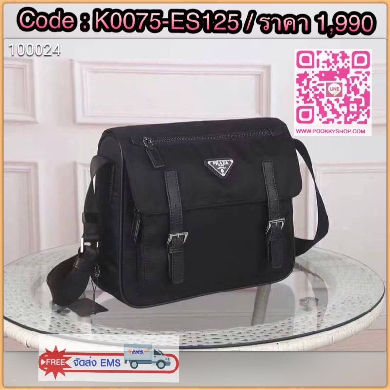 Prada Nylon Travel Bag กระเป๋าถือวัสดุผ้า nylon เนื้อหนา ใบใหญ่ คุณภาพดี อะไหล่เงินสวยหรู ผสมหนังแท้ ด้านหน้าประดับ logo brand ช่องหลักเปิดปิดด้วยซิป ภายในโล่งกว้างจุได้เยอะแบบจุใจ มีช่องซิป และช่องเล็ก ซับในพิมพ์ลายโลโก้แบรนด์สวยๆ มาพร้อมสายสะพายยาว ปรับ