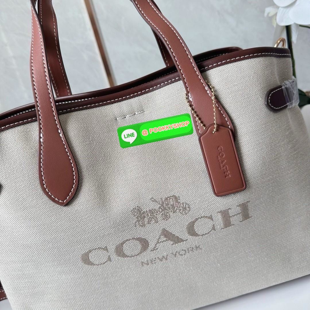 COACH HANNA CARRYALL WITH COACH CH189 IMNAM 🔖กระเป๋าสะพายไหล่/ถือ รูปทรงสวยหรู ลุคคุณนายมากแม่ 🔖วัสดุ: ผ้าแคนวาสตัดขอบหนัง 🔖เปิด-ปิดแบบกระดุมแม่เหล็ก ภายในกระเป๋ามัลติฟังก์ชั่น ช่องซิปกลาง บุผ้า 🔖สายสะพายถอดและปรับระดับได้