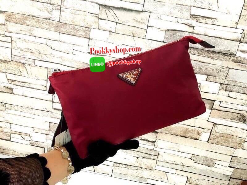 MUST HAVE! PRADA NYLON GIFT WITH PURCHASE CROSSY BAG กระเป๋าคล้องมือ พรีเมี่ยมกิ้ฟจากเคาน์เตอร์ต่างประเทศรุ่น Limited วัสดุ Nylon เนื้อหนาคุณภาพดีตามแบบฉบับแบรนด์ เปิดปิดด้วยซิปขนาดกำลังดีด้านหน้าประดับโลโก้แบรนด์หรู ด้านหลังมีช่องซิปอีก1 ช่องภายในมีช่องซ