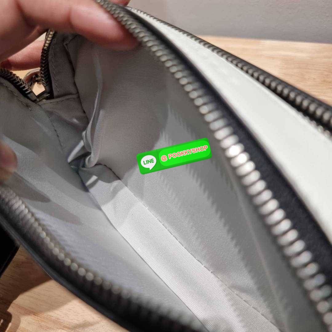 PEANUTS × MARC JACOBS THE SNAPSHOT CROSSBODY BAG คอลเลคชั่นแสนคิวท์ ที่ยกขบวนเหล่าซุปตาร์การ์ตูนมาให้แบบจัดเต็ม กับไอเท็มยอดฮิตที่โดดเด่นเป็นเอกลักษณ์ กระเป๋าสะพายข้างสุดปัง ดีไซน์ลายพรินท์ตัวการ์ตูนสุดฮอต เรียกได้ว่าไม่ซ้ำใคร!! วัสดุหนังวัว สวยอยู่ทรง เป