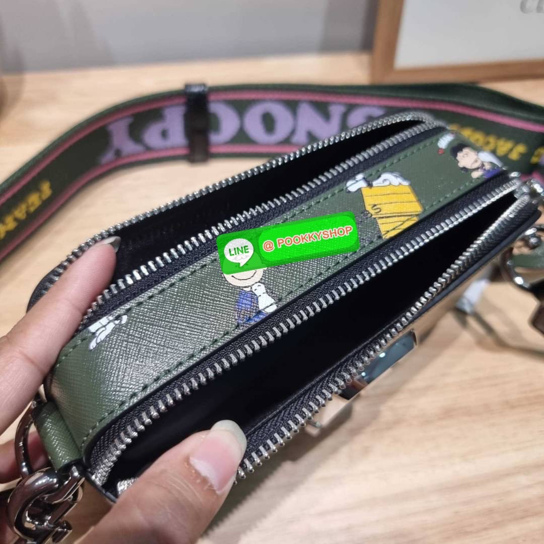 PEANUTS × MARC JACOBS THE SNAPSHOT CROSSBODY BAG คอลเลคชั่นแสนคิวท์ ที่ยกขบวนเหล่าซุปตาร์การ์ตูนมาให้แบบจัดเต็ม กับไอเท็มยอดฮิตที่โดดเด่นเป็นเอกลักษณ์ กระเป๋าสะพายข้างสุดปัง ดีไซน์ลายพรินท์แก๊งค์การ์ตูนสุดฮอต เรียกได้ว่าไม่ซ้ำใคร!! วัสดุหนังวัว สวยอยู่ทรง