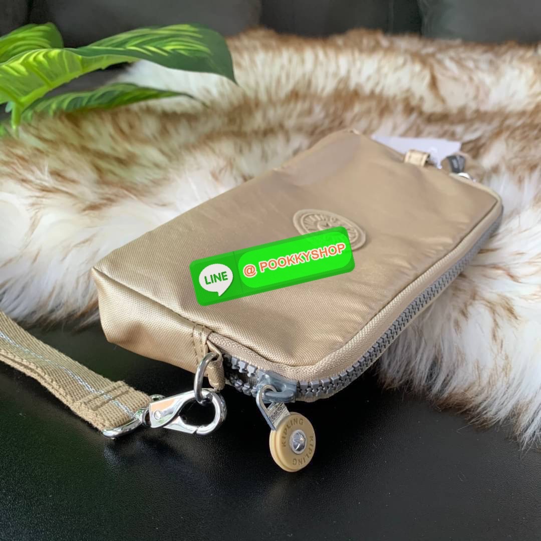 KIPLING 3 Monkey program Seoul up clutch & sling bag กระเป๋าคล้องมือ หรือ สะพายข้าง ขนาดเล็ก วัสดุ Nylon & Polyester 100% ใช้งานได้ 2 รูปแบบ มีสายสลับเปลี่ยนได้ทั้งแบบคล้องมือหรือสะพายข้าง เปิด-ปิดด้วยซิป ช่องหลักโล่ง มีช่องใส่บัตรด้านข้าง 6 ช่อง และช่องด