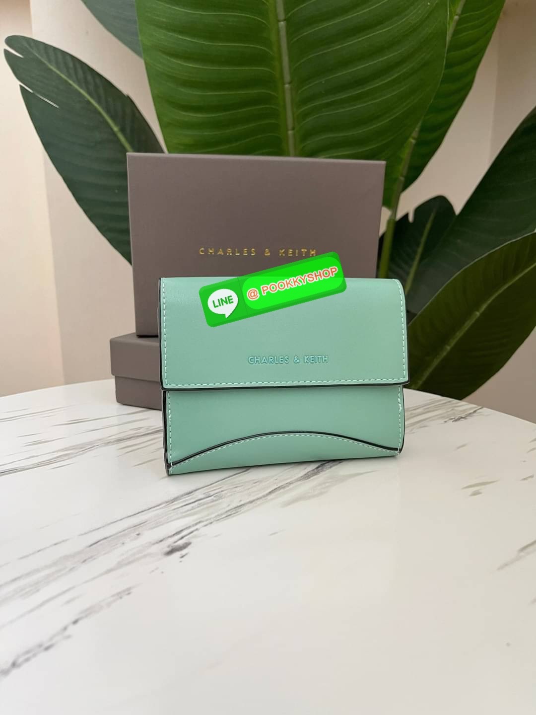 Snap Button Mini Short Wallet กระเป๋าเงินใบกลางหนังเรียบใบสวย จับถนัดมือ เปิดปิดแบบกระดุมแม่เหล็ก เป็นช่องใส่เหรียญ/บัตร และช่องใหญ่ใส่แบงค์เปิดปิดแบบกระดุม มีช่องใส่การ์ด 7 ช่อง และช่องใส่แบงค์ 2 ช่องใหญ่ ใส่แบงค์1000 แบบไม่พับได้เลยค่ะ แนะนำไปใช้กับกระเ