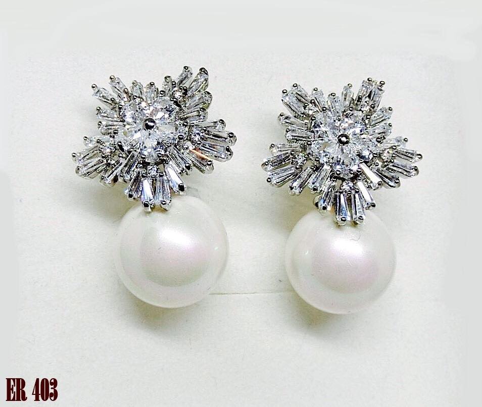 ต่างหูแบบห้อยโบว์ ด้านบนประดับเพชรลายเกร็ดหิมะ ห้อยด้วยมุกสังเคราะห์เกรดนำเข้า สวยมากๆ เหมาะทั้งใส่ออกงานและใส่ชิลได้ลุคเรียบหรู ดูแพ๊ง แพง