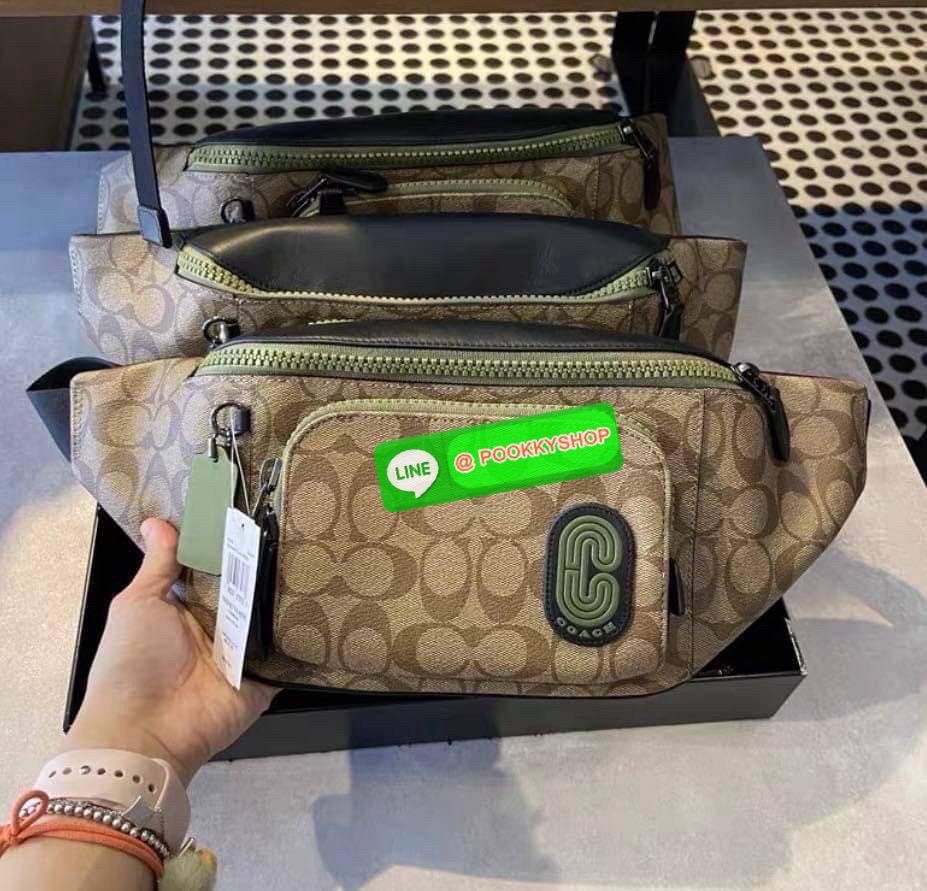 Coach C019 – Charter Belt Bag With Patch (Khaki Green Multi) ใบนี้คือจังหวะสนุกของสีธรรมชาติกับความเท่ที่ใช้งานได้จริง “คาดไว้ไม่ได้แค่ของ…แต่คาดไว้คือสไตล์ที่ไม่ซ้ำใคร” Coach C019 รุ่น Charter Belt Bag โทน Khaki/Green พร้อมโลโก้ Coach Leatherware Patch ข