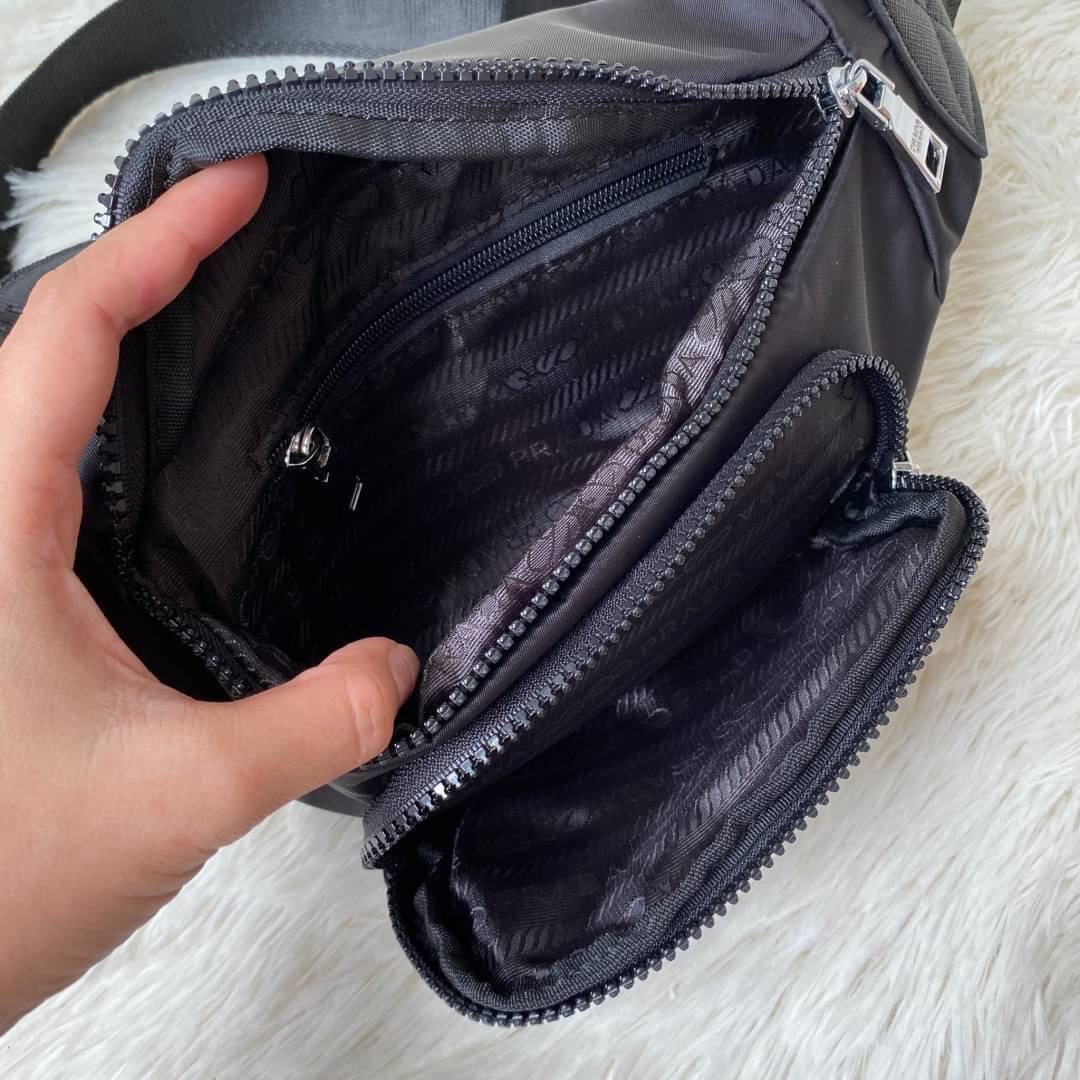 พร้อมส่งค้าา กระเป๋าคาดอก จากแบรนด์ Prada วัสดุทำจากผ้าNylon อย่างหน้า อยู่ทรงสวยเลยคะ ขนาดกะทัดรัด ใส่มือถือ บัตรเครดิต ได้เหลือๆ ด้านหน้ามีช่องซิปแยกให้คะ ด้านในบุผ้าลายแบรนด์อย่างดี มีป้ายโลหะแบรนด์ พร้อมช่องใส่ของแยกอีกด้วยคะ อะไหล่เงินทั้งใบ รุ่นนี้แ