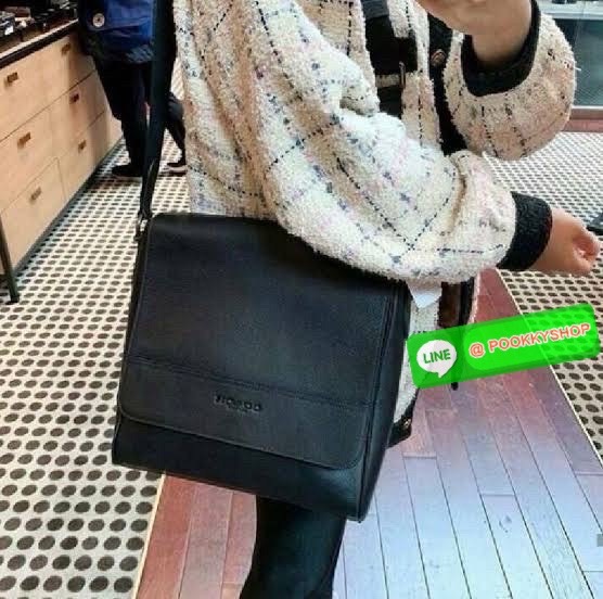Coach F73339 F73340 – Hudson Crossbody Bag in Signature Embossed Leather “จะวันทำงานหรือวันสบาย ๆ แค่สะพายใบนี้…ก็เหมือนใส่ความเท่ติดตัวไว้แล้ว” Coach Hudson Crossbody F73340 กระเป๋าหนังแท้ลาย C ปั๊มลึก ทรงเหลี่ยมเรียบหรู โทนดำทั้งใบ เหมาะกับผู้ชายที่อยาก