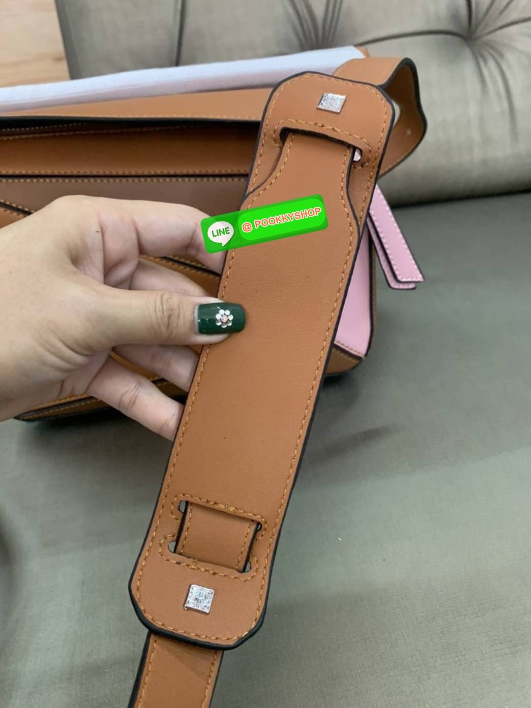 NEW IN! LOEWE CROSSBODY BAG VIP GIFT WITH PURCHASE (GWP) กระเป๋าถือหรือสะพาย Limited Edition จาก LOEWE PERFUME DUTYFREE COUNTER วัสดุ Leather Calfski หนังแท้ (หนังวัว) งานสวยตั้งอยู่ทรง สีสันสดใสทูโน ขนาดกำลังดี น้ำหนักเบา อะไหล่เงิน