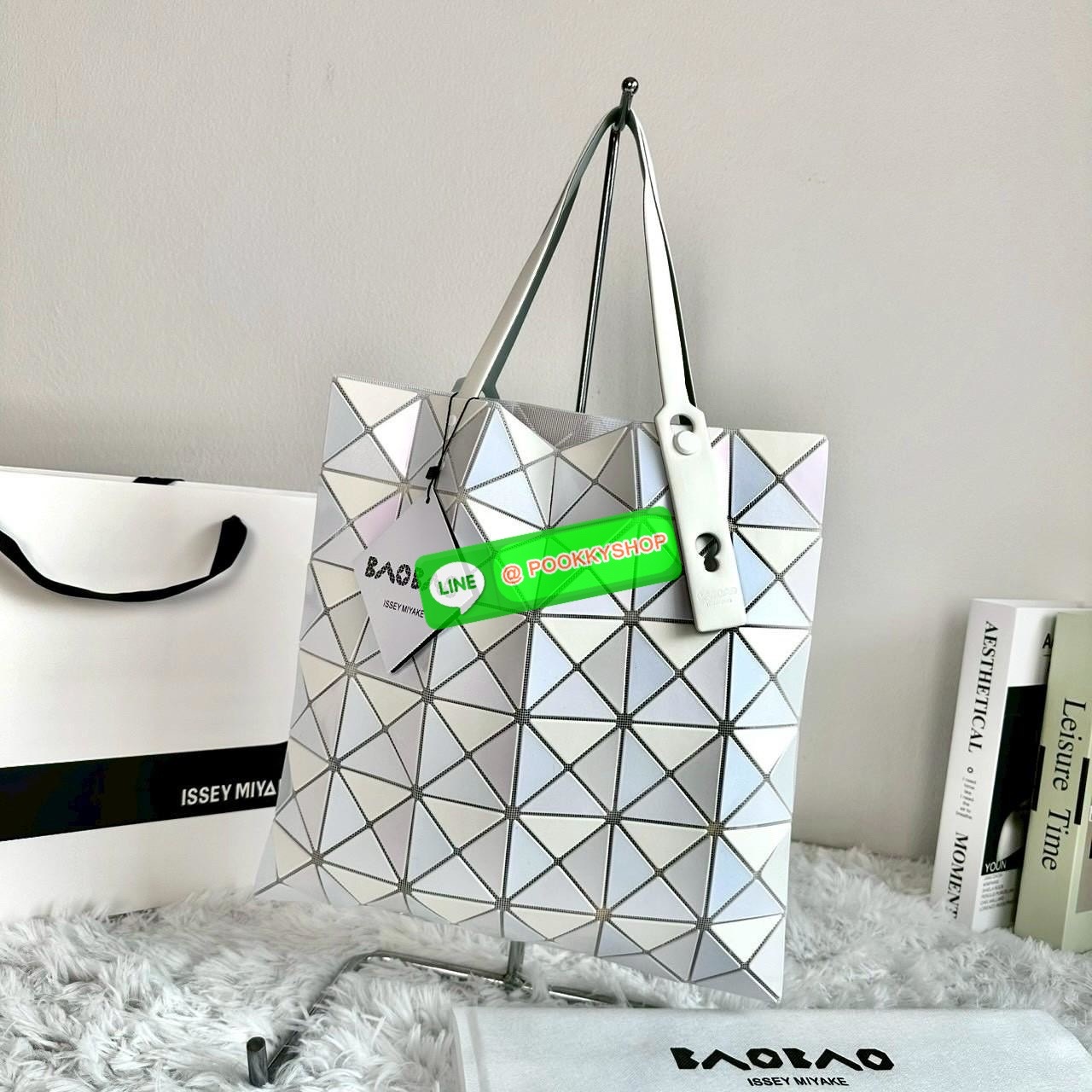 BAOBAO ISSEY MIYAKE QUATRO กระเป๋าไอคอนิกที่ไม่เคยตกเทรนด์! เรียบหรู แต่มีดีไซน์สะดุดตา โครงสร้างสามเหลี่ยมเอกลักษณ์เฉพาะของแบรนด์ ด้านในบุผ้า มีช่องซิปสำหรับเก็บของ น้ำหนักเบา สะพายสบาย ใส่ของได้เยอะมาก