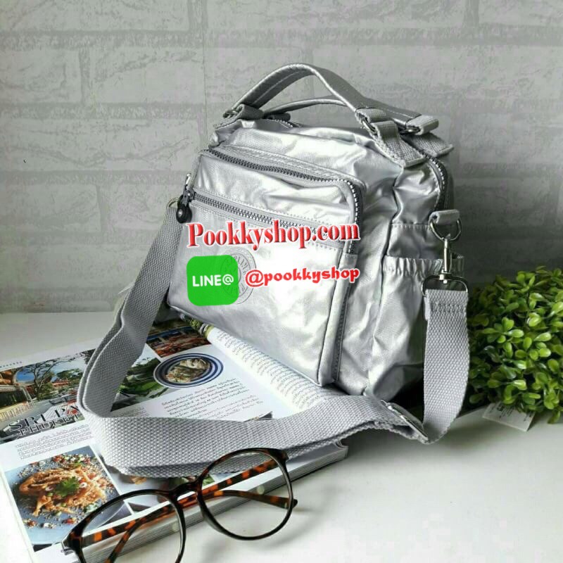 พร้อมส่ง Kipling Shoulder Bag k15828 รุ่นMulti funtion ที่สาวๆรอคอย!!! เพราะใบนี้สามารถปรับการใช้งานได้หลายเเบบทั้งสะพายข้างได้ แบบครอสบอดี้ได้ หรือรวบสายเก็บปรับเป็นถือก็ยังได้ ผลิตจากวัสดุผ้าไนล่อนเมทาลิคอย่างดี กันน้ำระดับนึงเลยค่ะ ️ด้านหน้ามีช่องซิปถึ