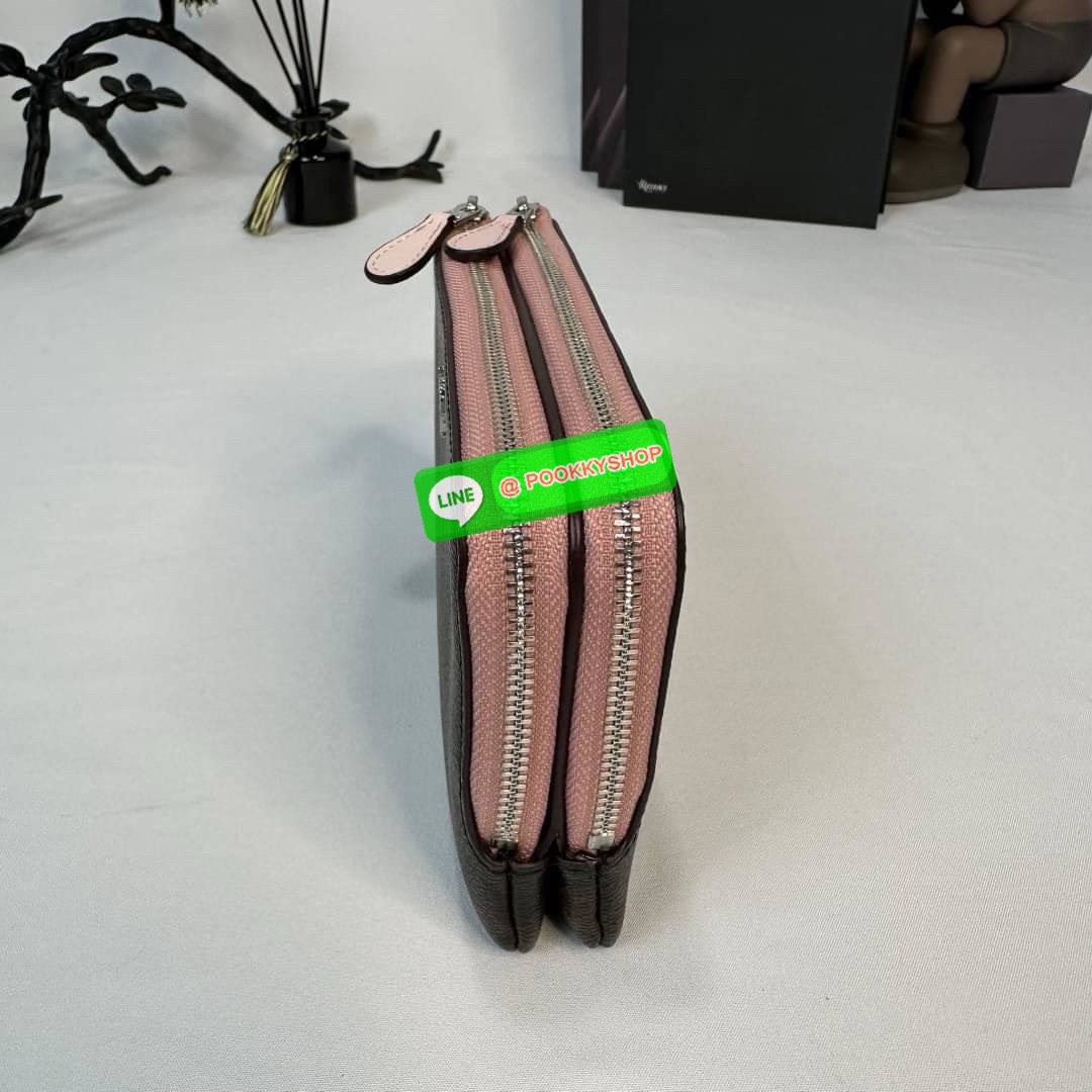 กระเป๋าคล้องมือ COACH 87591 DOUBLE CORNER ZIP WRISTLET IN SIGNATURE CANVAS (COACH 87591 ） กระเป๋าคล้องมือ2เซิปใหญ่ ลายCหนังและ ด้านในเป็นผ้า แบ่งเป็นช่องเล็กๆใส่เหรียญใส่แบงค์ใส่บัตร แล้วแต่จะใส่มีหลายช่อง ใส่โทรศัพท์ได้ทุกรุ่นพร้อมสายคล้องมือ