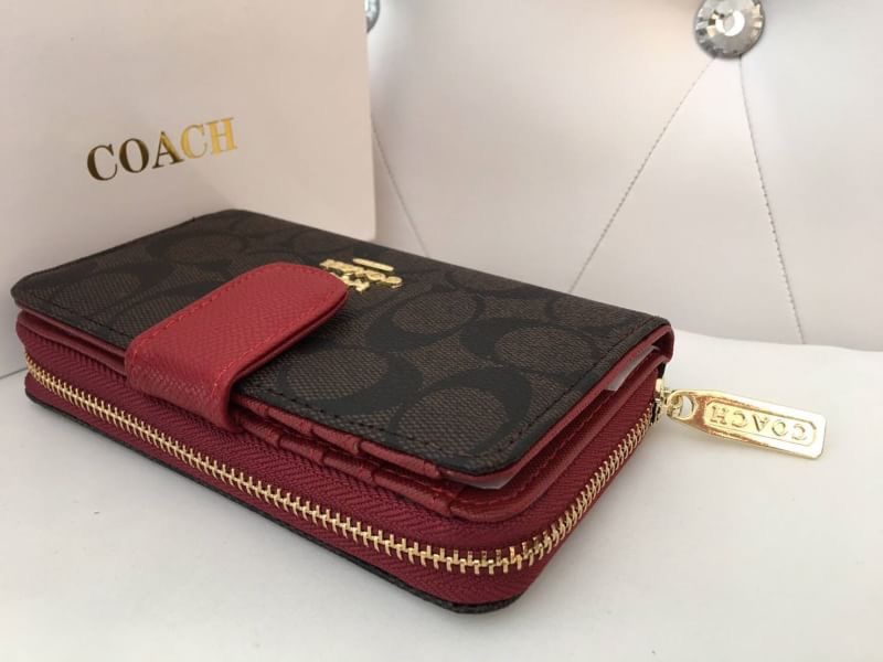 กระเป๋าสตางค์ รุ่นขายดี กระเป๋าสตางค์ Coach สองพับ งานเกรดพรีเมี่ยมปั้มทุกจุด ติดโลโก้ปั้ม Coach ด้านใน 1 ช่องใส่เเบงค์ ใส่บัตร 1 ซิป ภายในมี 2 ช่อง งานสวย เนี๊ยบสุด อุปกรณ์ กล่องเเบรนด์