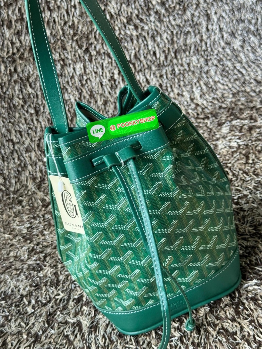 GOYARD PETIT FLOT BUCKET BAG กระเป๋าทรงถังรุ่น Petit Flot เป็น re-issue ของรุ่นดั้งเดิม ด้วยรูปทรงที่ถูกออกแบบมาอย่างสวยงาม ลงตัว เข้ากับทุกการแต่งตัว รวมถึงทันกระแสแฟชั่นทุกยุคทุกสมัย ภายในกว้างจึงสามารถบรรจุสิ่งของได้เยอะจุใจและเก็บของต่าง ๆ ได้อย่างปลอ