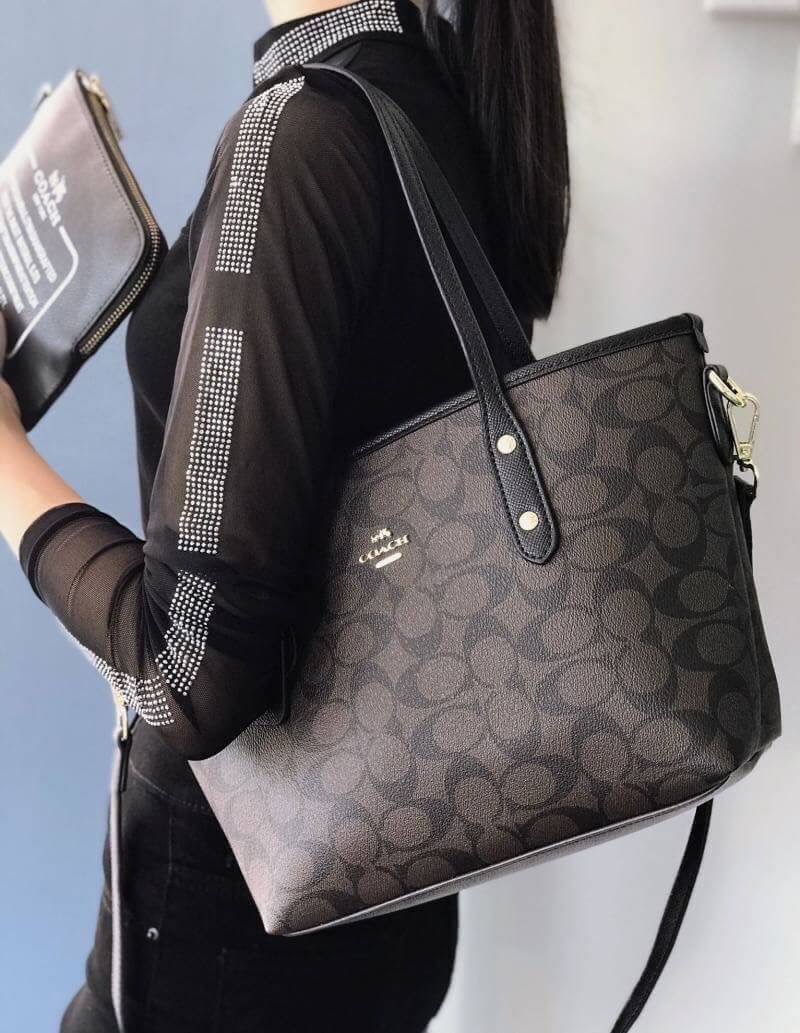 (hot)🔥🔥 Coach ทรงช้อปปิ้ง เกรดท็อปมิลเลอร์ กระเป๋าถือ สะพายข้าง งานวัสดุเกรดมิลเลอร์ทั้งใบ งานปั้ม เป๊ะทุกจุด ติดโลโก้ Coach ถุงผ้าปั้มเเบร์น coach มีใบเล็ก มีสายยาวปรับได้ ขนาดสวย รุ่นนี้ขายไวมากจ้า