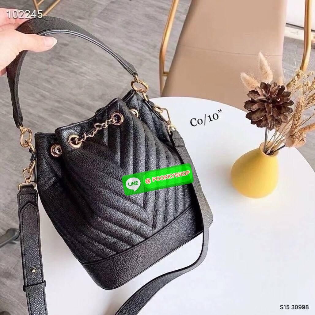 CHANEL Bucket Bag กระเป๋าสะพายทรงบัคเก็ตรุ่นลิมิเต็ด มี 2 แบบให้เลือก หนังเย็บลายตารางและลายริ้ว ตกแต่งโลโก้แบรนด์สวยหรูโดดเด่น ภายในโล่งกว้าง จุของได้เยอะ มาพร้อมสายคล้องไหล่ และสายสะพาย crossbody คุ้มค่ามากๆ ใบนี้งานจริงคือสวย สะพายไปคาเฟ่ชิคๆ ถ่ายรูปสว
