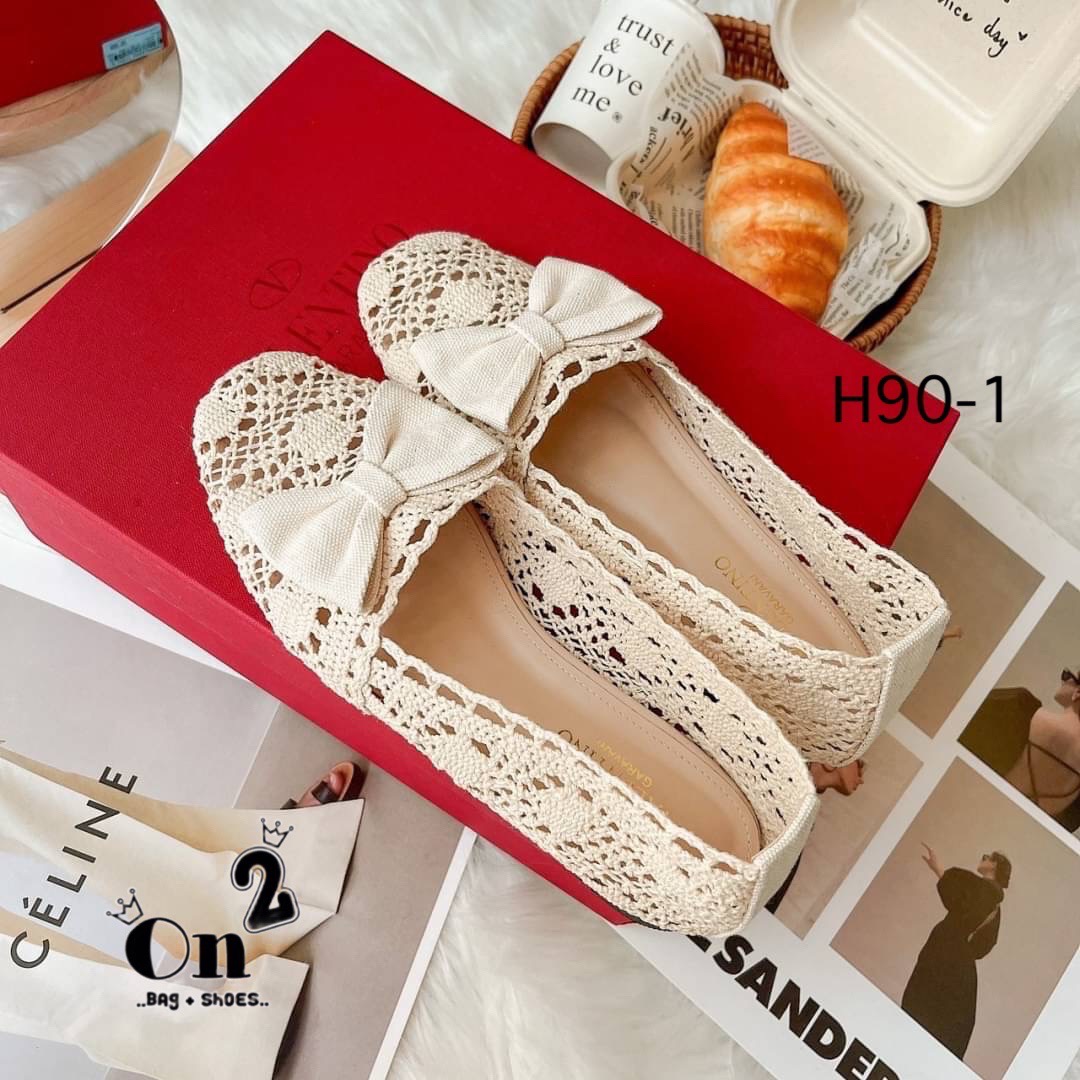 ผ้าใบลูกไม้ Valentino ลูกไม้ตัวใหม่ลายน่ารักประดับโบ สีครีมคลุมโทนใส่เข้าได้กับชุดทุกสี พื้นปั้มแบรนด์งานดีทรงสวยรีบจัดเลยจ้าก่อนหมด