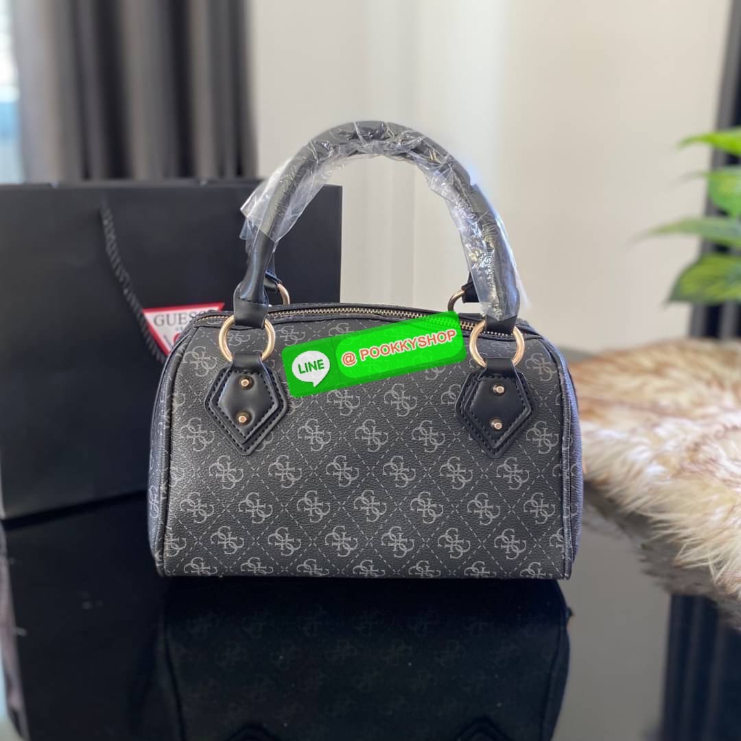 GUESS JENSEN BOX SATCHEL กระเป๋าทรงหมอน ประดับพวงกุญแจโลโก้แบรนด์ด้านหน้ากระเป๋า มีหมุดรองฐานตั้งอยู่ทรง มาพร้อมกับสายสะพายยาวปรับระดับได้ ภายในซับในตราแบรนด์อย่างดี รุ่นนี้สวยงามมากค่ะ สินค้าถ่ายจากงานจริง ใครได้ไปรับรองไม่ผิดหวัง❤️