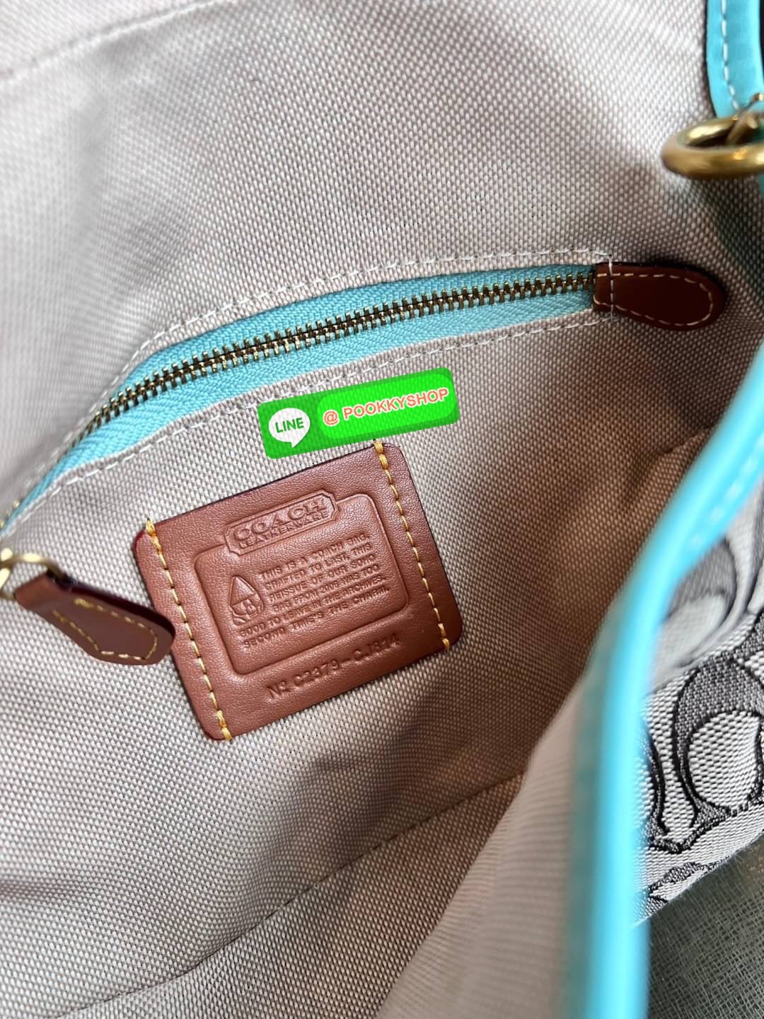 🌟NEW ARRIVAL! วินเทจสุดๆ ใช้กี่ครั้งก็ไม่เบื่อ สวยมากๆค่ะ COACH THE SOHO FLAP LIMITED RE-EDITION!! 💌พร้อมส่ง มาค่าห้ามพลาดคลาสสิค แมทได้กับทุกชุด! 📌รุ่นนี้ต้องมีป้ายแบรนด์Limitedห้อยมาด้วยนะคะ วัสดุJacquard +หนังแท้สวยงาม เปิด-ปิดก