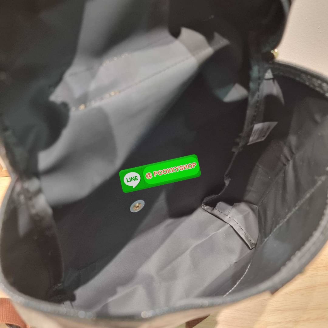 Longchamp le pliage original backpack 🔆 Details สวยคลาสสิคต้องไม่พลาด กับกระเป๋าสะพายทรงเป้ ขนาดกำลังดี น้ำหนักเบา ดีไซน์เรียบง่าย แต่ดูแพง ปากกระเป๋าออกแบบให้มีฝาปิดและซิปแน่นหนา สายสะพายสามารถปรับใช้ตามชอบ ภายในโล่งกว้าง จุของได้สบายๆ พกพาไปไหนก