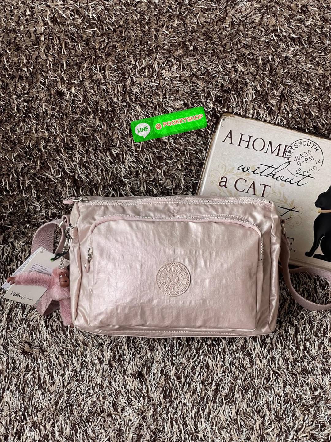 💕Kipling Silen Crossbody Bag กระเป๋าสะพายไหล่ช่วยเพิ่มความโมเดิร์นไม่ตกเทรนด์ให้กับลุคตามสไตล์การแต่งกายของคุณมากขึ้น มีน้ำหนักเบา พกพาไปไหนมาไหนได้สะดวก ใส่สิ่งของได้ครบครันโดยไม่ต้องกังวล นอกจากนี้ ยังมีสายสะพายที่ปรับระดับได้ มีช่องใส่ของเพิ่มเ