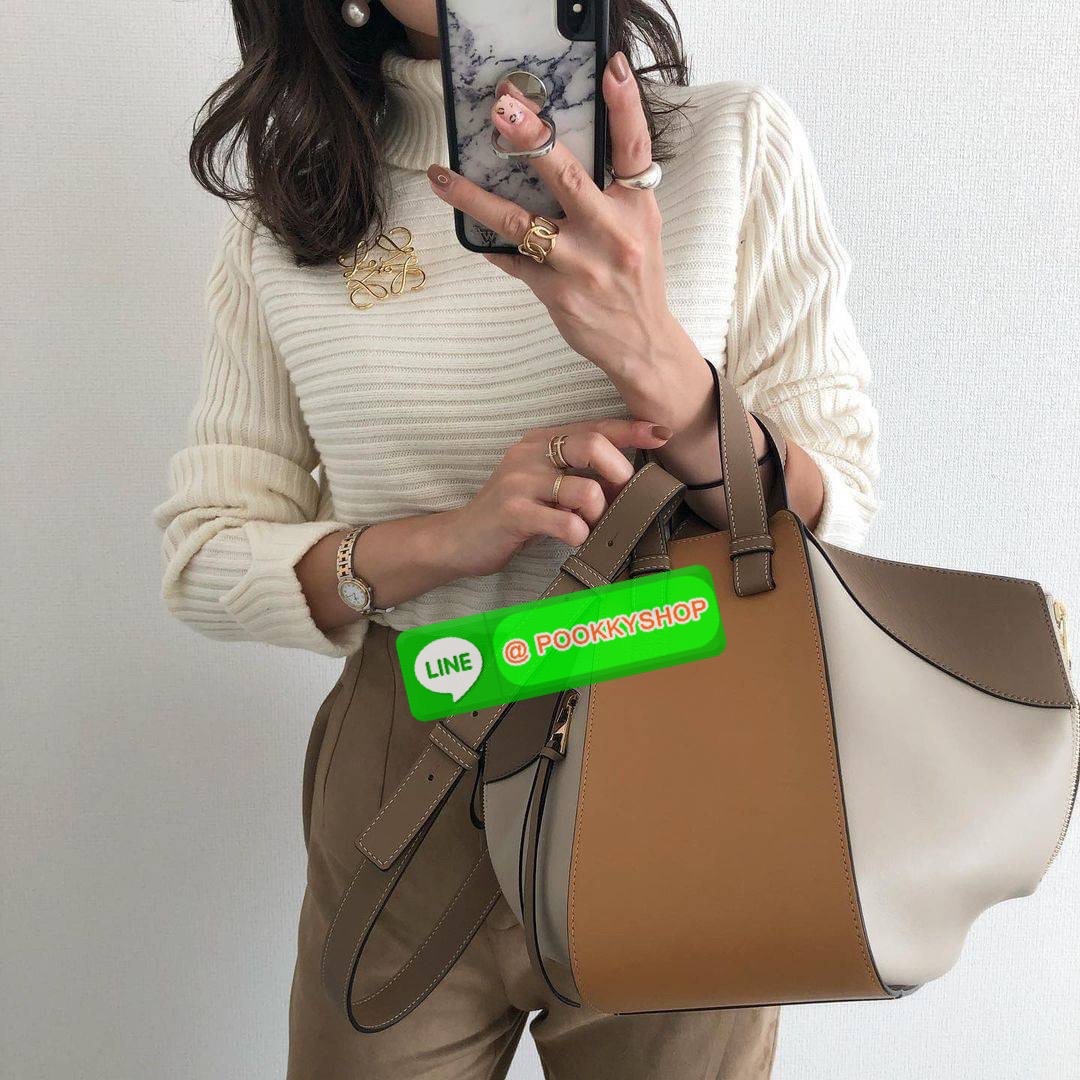 ✴️ห้ามพลาด!✴️LOEWE HANDLE & SHOULDER BAG VIP GIFT WITH PURCHASE (GWP) กระเป๋าถือหรือสะพายหนังแท้พรีเมี่ยมกิ๊ฟ Limited จาก LOEWE PERFUME DUTYFREE รุ่น Rare items สุดๆวัสดุหนังแท้ Calfskin หนังสวยดีไซน์มีเอกลักษณ์ ใบใหญ่กำลังดี น้ำหนักเบา ด้าน