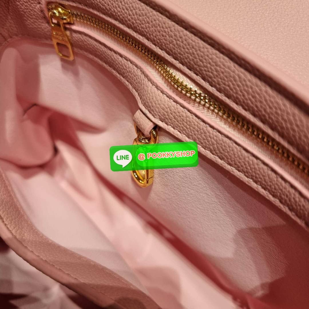 NEW IN!! LV capucines top handle วีไอพีพรีเมี่ยมกิ๊ฟจากเคาน์เตอร์ ที่สุดของความสวยในราคาเบาๆ กระเป๋าถือสุดหรู ดีไซน์ทรงคลาสสิค พร้อมลวดลายหรูหรา มาพร้อมหูจับในตัว ด้วยรูปทรงวินเทจและวัสดุหนังลูกวัว สัมผัสดี ขับผิว ทำให้ไอเท็มนี้สะกดทุกสายตาจริงๆ และยังมีล