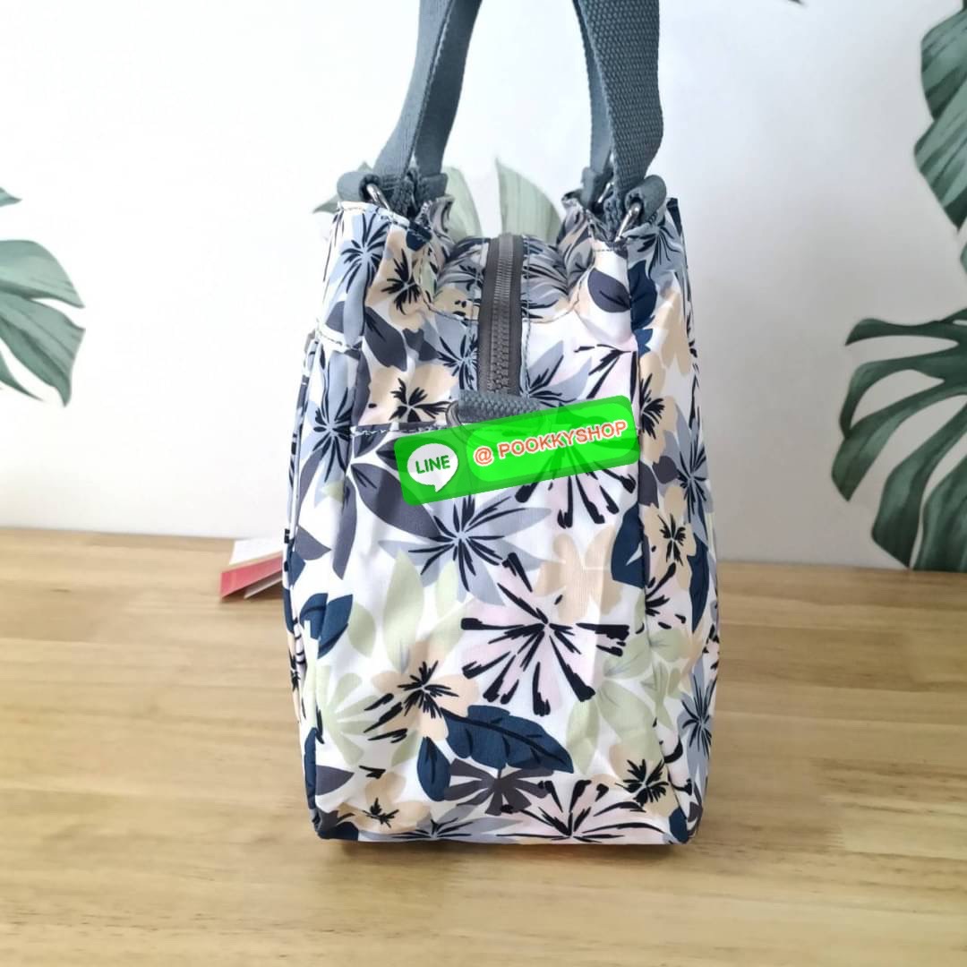 KIPLING ELISE HANDBAG กระเป๋าถือและสะพายไหล่ วัสดุ Nylon +Polyester ขนาดกำลังพอดี จุของได้มาก มีหูจับสองสาย ถือสะดวก น้ำหนักเบา มีช่องซิป ด้านหน้า ช่อง กระเป๋าหลักเปิด-ปิดด้วยซิป มี3 ช่องว่างใส่ของได้จุมากๆ ใส่มือถือได้ กระเป๋าสตางค์ใบยาว และ เครื่องสำอาง