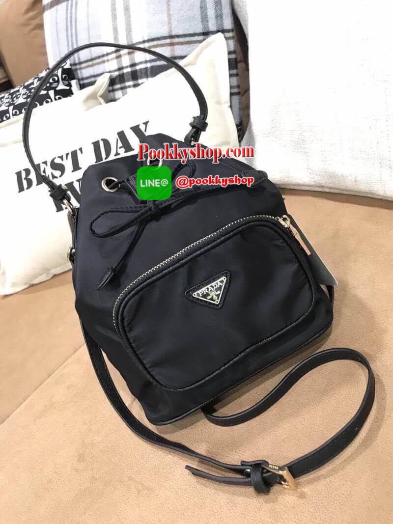 Restock รุ่นยอดนิยม! PRADA DRAWSTRING BAG WITH STRAP VIP GIFT WITH PURCHASE พรีเมี่ยมกิ้ฟจากต่างประเทศรุ่น Limited edition วัสดุ Nylon คุณภาพดีตามแบบฉบับแบรนด์ ด้านหน้าประดับโลโก้ เปิดปิดแบบหูรูด Drawstring มาพร้อมสายสะพายให้ถึง2แบบ ทั้งสายสั้นและสายยาวปร