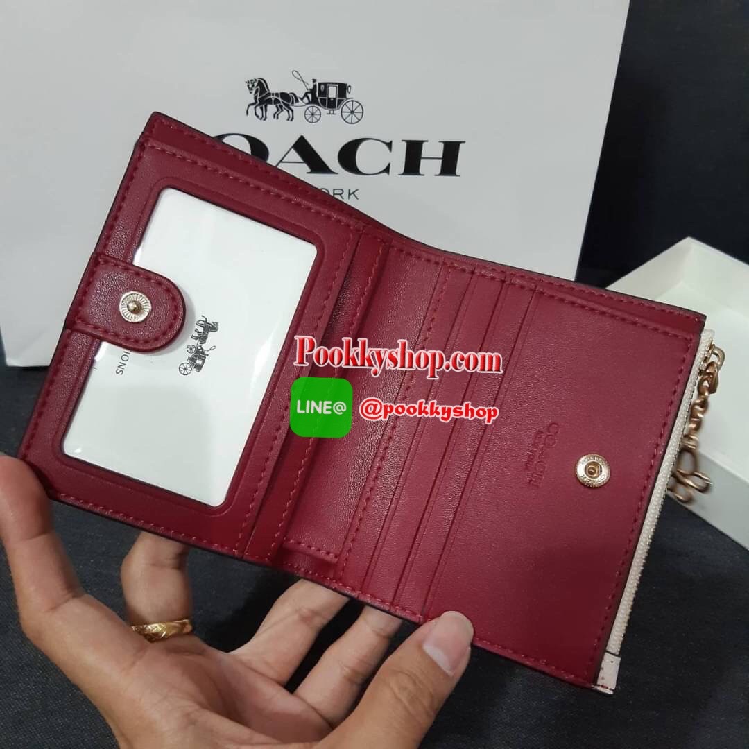 COACH 91058 SNAP CARD CASE WITH CRAYON HEARTS PRINT กระเป๋าสตางค์เก็บบัตร ลายปริ้นท์หัวใจเพ้นท์ ♥️ น่ารักน่าใช้ วัสดุหนังแคนวาสเคลือบ เปิด-ปิดด้วยกระดุม ภายในมีช่องใส่บัตร และใส่ธนบัตรได้ พร้อมช่องซิปแยกใส่เหรียญได้อีก พกพาง่าย สะดวก ไม่กินพื้นที่ก