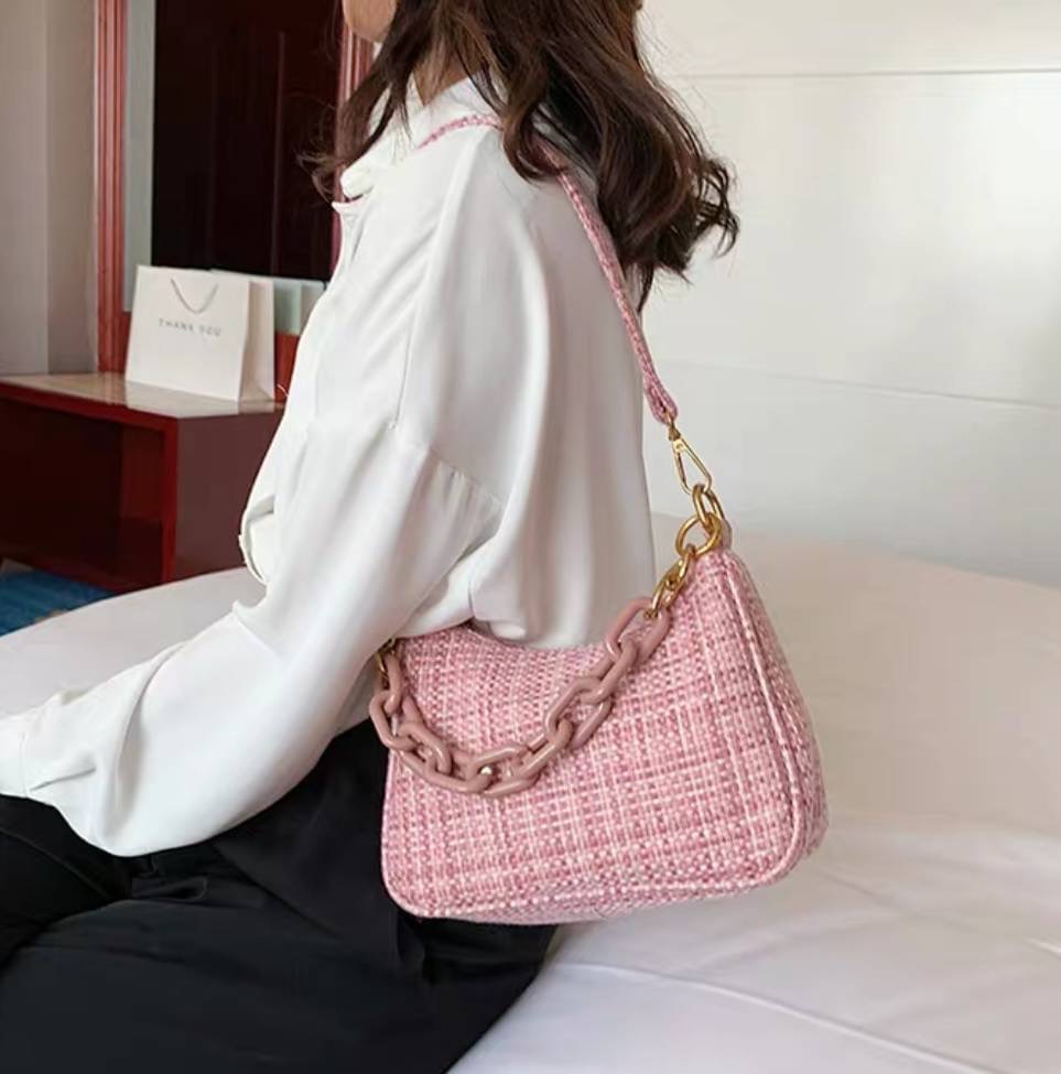 กระเป๋าสะพายแฟชั่น ผ้าทอลาย สวยสะดุดตามากค่ะ สวยแฟชั่น ต้องชอบ ได้ทั้งถือและสะพาย อะไหล่ซิบทองสวยหรู