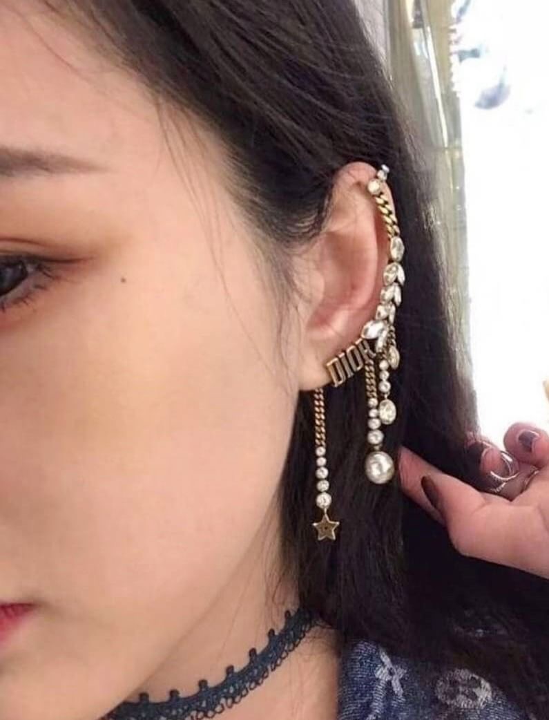 Dior Earring Brand ตัวเรือนสีทองประดับเพชร งานสแตมป์แบรนด์นะคะ ใส่ไล่ใบหู สวยเริ่ดที่สุดดด ใส่เทียบแท้ มากี่รอบก็หมดเกลี้ยงเลยค่ะ งานสวย รีบ ๆ เลยนะคะ ช้าหมด อดใส่นะคะ ใส่ออกมาสวยเก๋ที่สุดค่ะ ก้านเงินแท้ 💯%