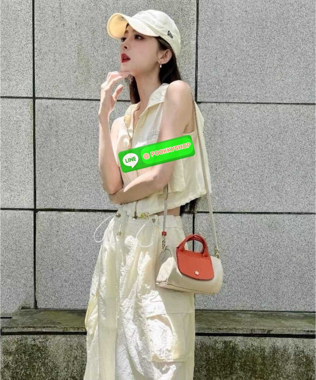 Longchamp le pliage xtra XS leather crossbody bag 🔆 Details มาใหม่! กับกระเป๋าถือ/สะพายรุ่นยอดฮิต ที่มาในดีไซน์ทูโทน โดดเด่นมีกิมมิค น่ารักน่าใช้สุดๆ รูปทรง cylinder ใช้งานง่าย ฝากระเป๋ามีช่องเล็กๆให้ได้ใส่บัตร ใส่ธนบัตรแบบหยิบจับง่ายๆ ช่องหลักเป็