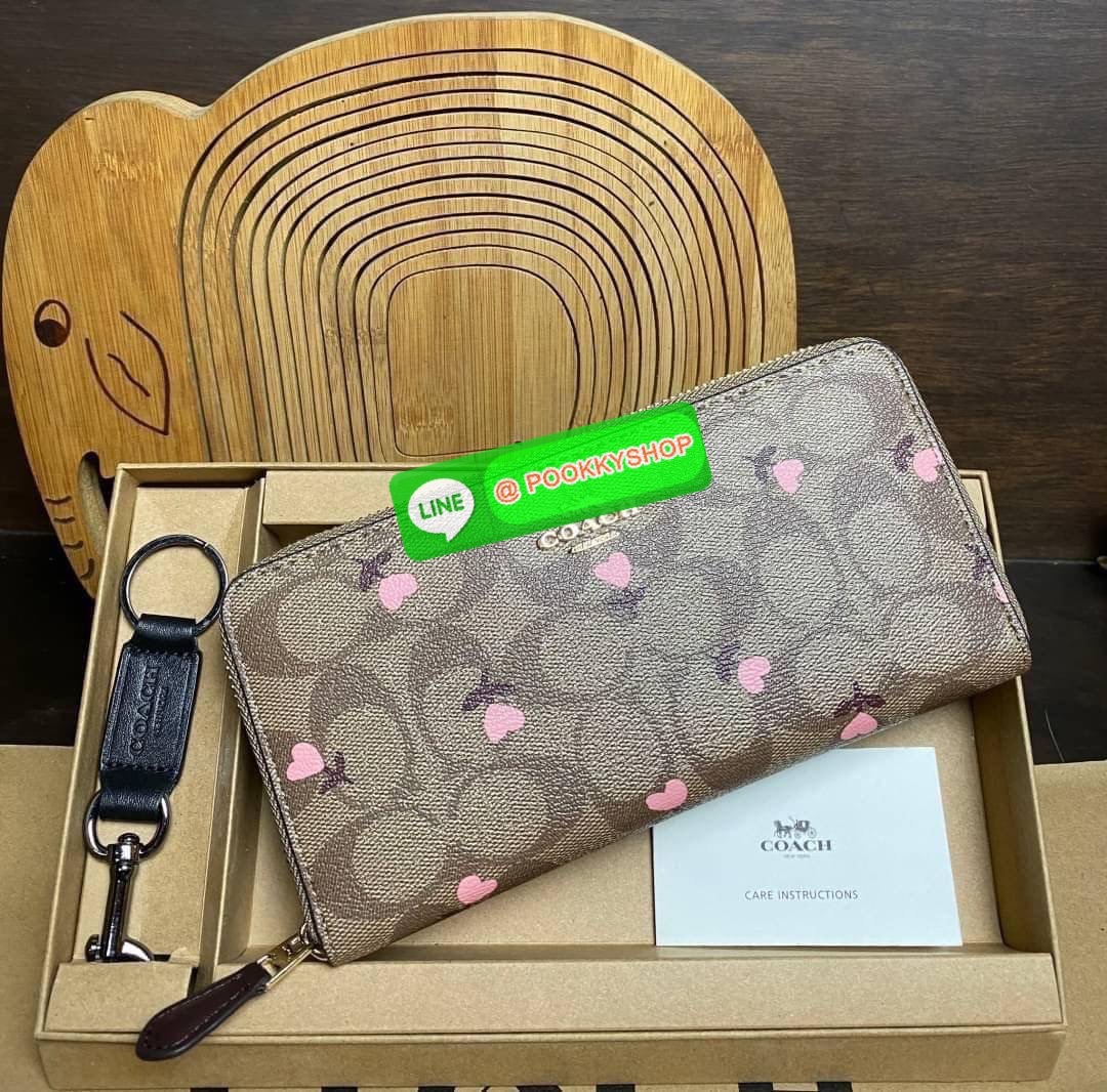 COACH ACCORDION ZIP WALLET IN SIGNATURE CANVAS กระเป๋าสตางค์ใบยาว ซิปรอบ ใช้งานง่าย ด้วยฟังค์ชั้น ด้านใน ใส่บัตรได้จุใจ มีช่องซิปใส่เหรียญตรงกลาง โดนใจหลายๆคนไปเรียบร้อยและคลาสสิค เรียบหรูดูแพงตลอดกาล ยกให้รุ่นนี้เลย