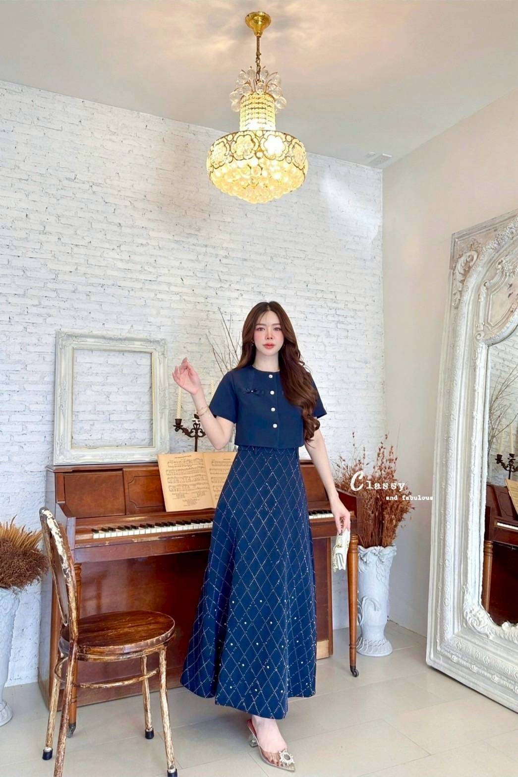 ชุดเซทแฟชั่น set เสื้อผ้าพื้นคอกลมแขนสั้นติดโบว์กระดุมเพชรด้านหน้า + กระโปรงยาวเพชร