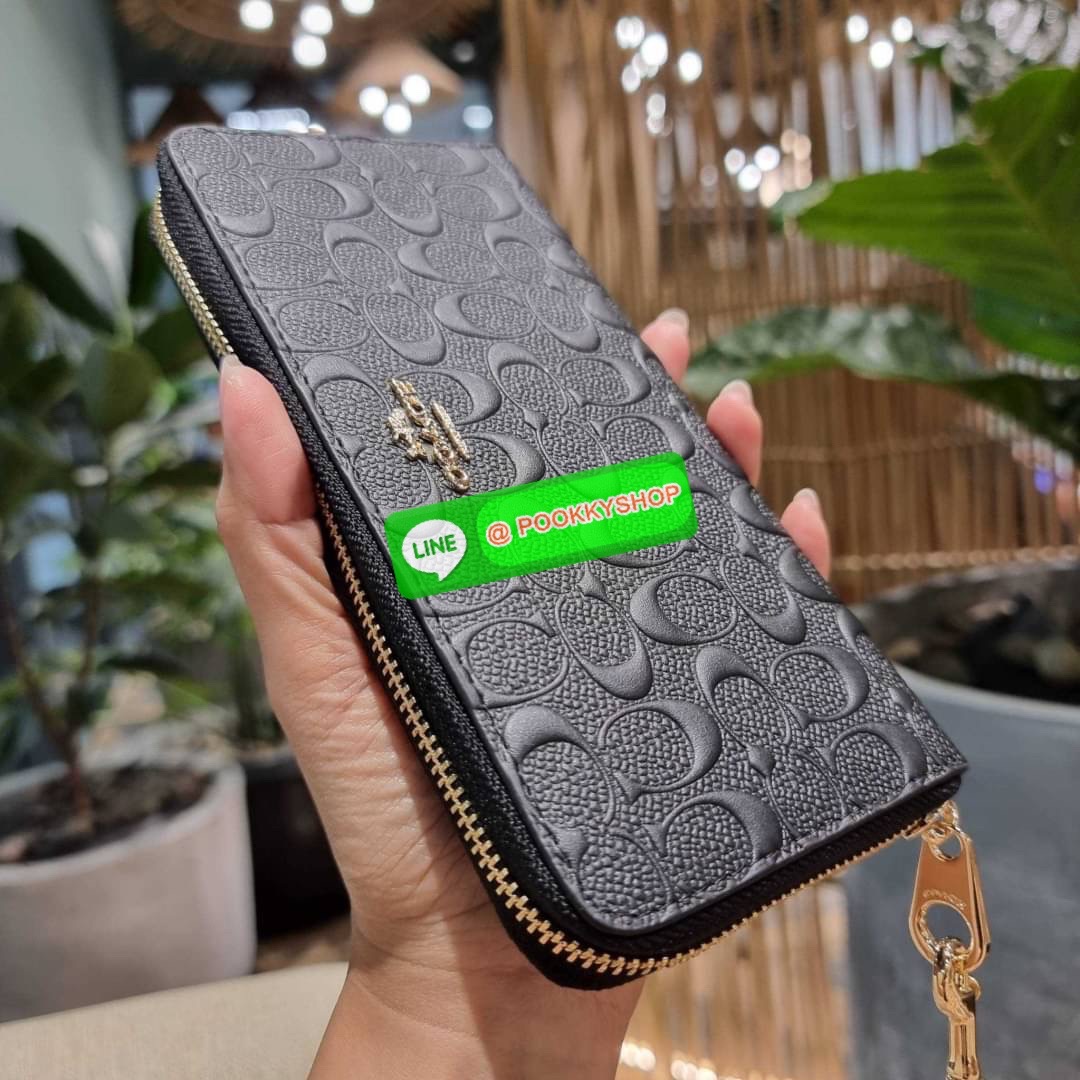 COACH C7360 LONG ZIP AROUND WALLET IN SIGNATURE LEATHER พร้อมเสิร์ฟความเลิศหรู ไม่ต้องรอพรีฯ ใหม่ล่าสุด กระเป๋าสตางค์ใบยาวกึ่งคล้องมือ สีคลาสสิค ขายดี ถือใช้คือขับผิวสุด!! วัสดุหนังแท้ปั๊มลายนูนสวยคม มาพร้อมสายคล้องมือ ถอดออกได้ ภายในใส่บัตรได้เยอะ มีช่อง