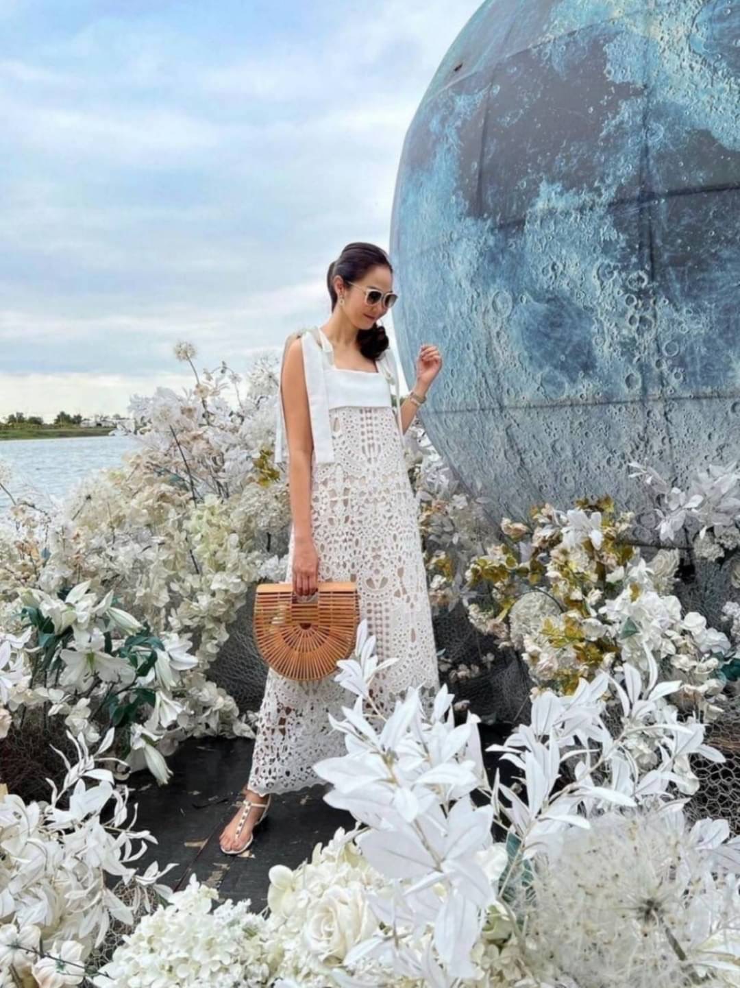 Dress เรียบหรู ดูดีมีราคา ใส่ได้ทุกโอกาสเลยนะคะ งานแบรนด์ดัง ผ้าลูกไม้อย่างดี หนานุ่มใส่สบาย มีซับในยาว งานซิปหลัง ไหล่ผูกโบว์น่ารัก ทรงสวยเป๊ะมาก ห้ามพลาด ของมีจำกัด เห็นงานจริงต้องว้าวแน่นอนจ้า...💋