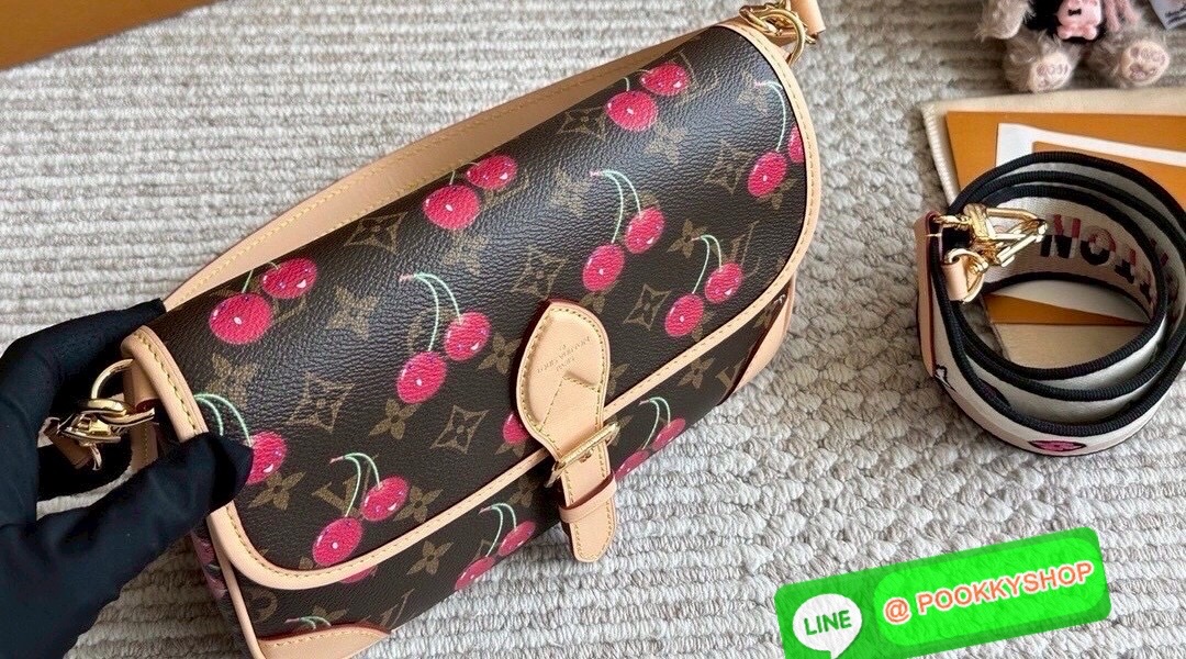 🕊️ พร้อมส่ง | LV Diane Monogram Cherry กระเป๋ามัลติฟังก์ชั่นสุดคุ้ม คอลใหม่แสนสดใสด้วยลายเชอรี่ ที่ดีไซน์ออกมาน่ารักน่าใช้มากๆ มีสายมาให้ถึง 2 แบบ สายหนังคล้องไหล่ได้ และสายสปอร์ตครอสบอดี้ได้ ปรับเปลี่ยนใช้ตามลุคแต่ละวันได้เลย เปิด-ปิดด้วยกระดุมแม
