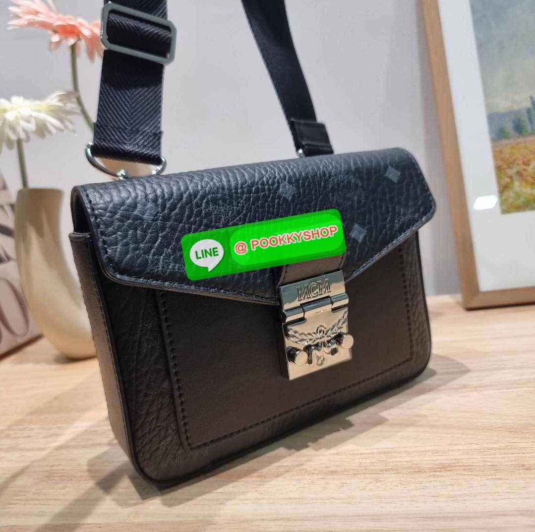 MCM SMALL MILLIE CROSSBODY IN VISETOAS กลับมาแน่นๆกับไอเท็มสุดฮิต!! ดาราเซเลปใช้กันเพียบ กระเป๋าสะพายข้าง ดีไซน์กึ่งสปอร์ต แต่แฝงความหรูในตัว ใช้งานง่ายด้วยขนาดที่พอเหมาะ และสายสะพายสปอร์ตที่สะพายคาดได้สะดวก จะสะพายข้าง สะพายแบบคาดอก ก็ดูดีไปหมด เปิด-ปิดด