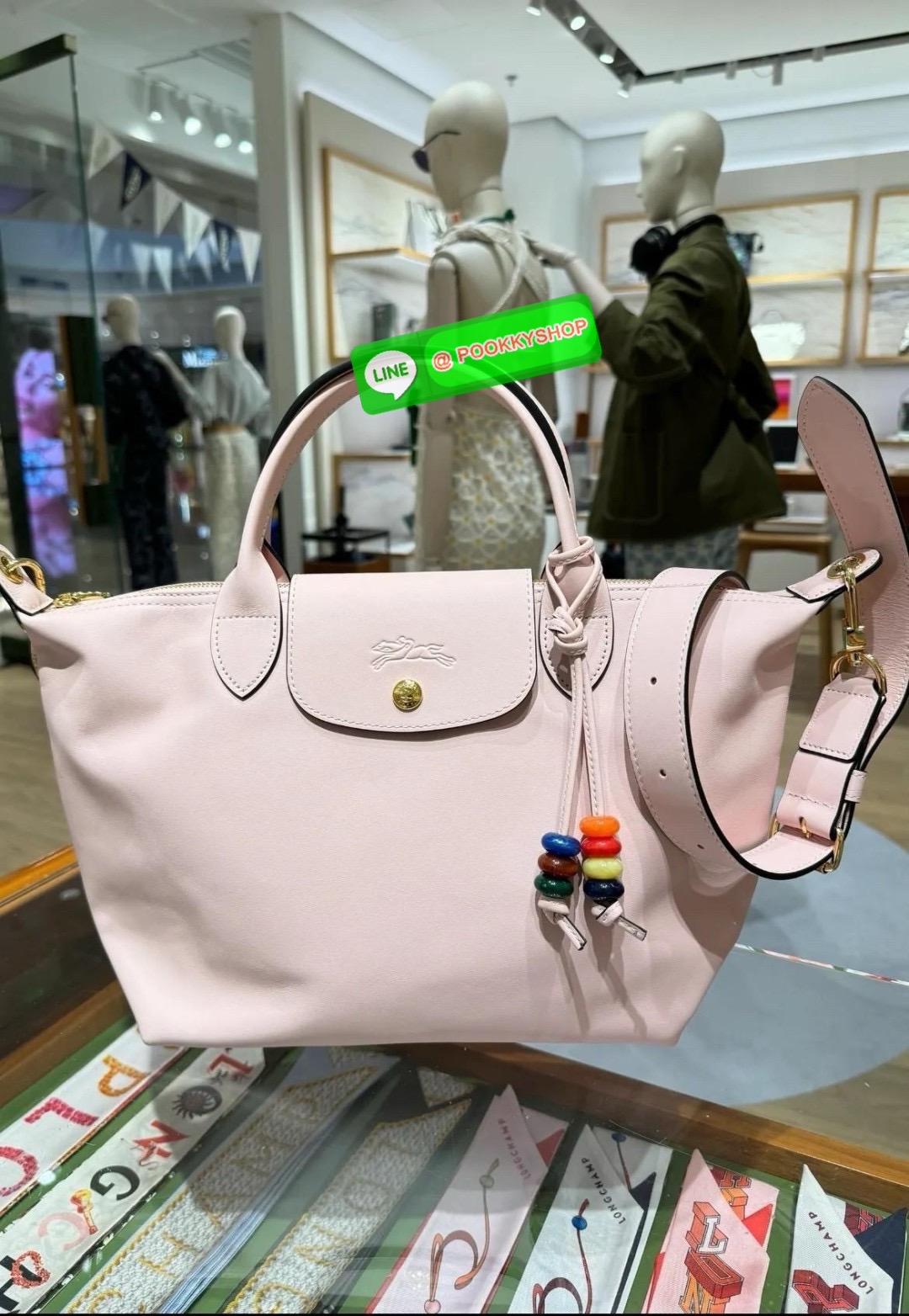 LONGCHAMP Le Pliage Xtra L Leather Handbag 🔖กระเป๋าสะพายคอสบอดี้ รุ่นใหม่โด่ดเด่นลูกเล่นของลูกปัดห้อยสีสันสดใส ทำให้กระเป๋าดูมีลูกเล่นมากขึ้น 🔖วัสดุ : หนังวัวทั้งใบนิ่มน่าสัมผัส 🔖เปิด-ปิดแบบกระดุมแป็ก มีซิปปิดปากกระเป๋าอีกชั้น ป้อง