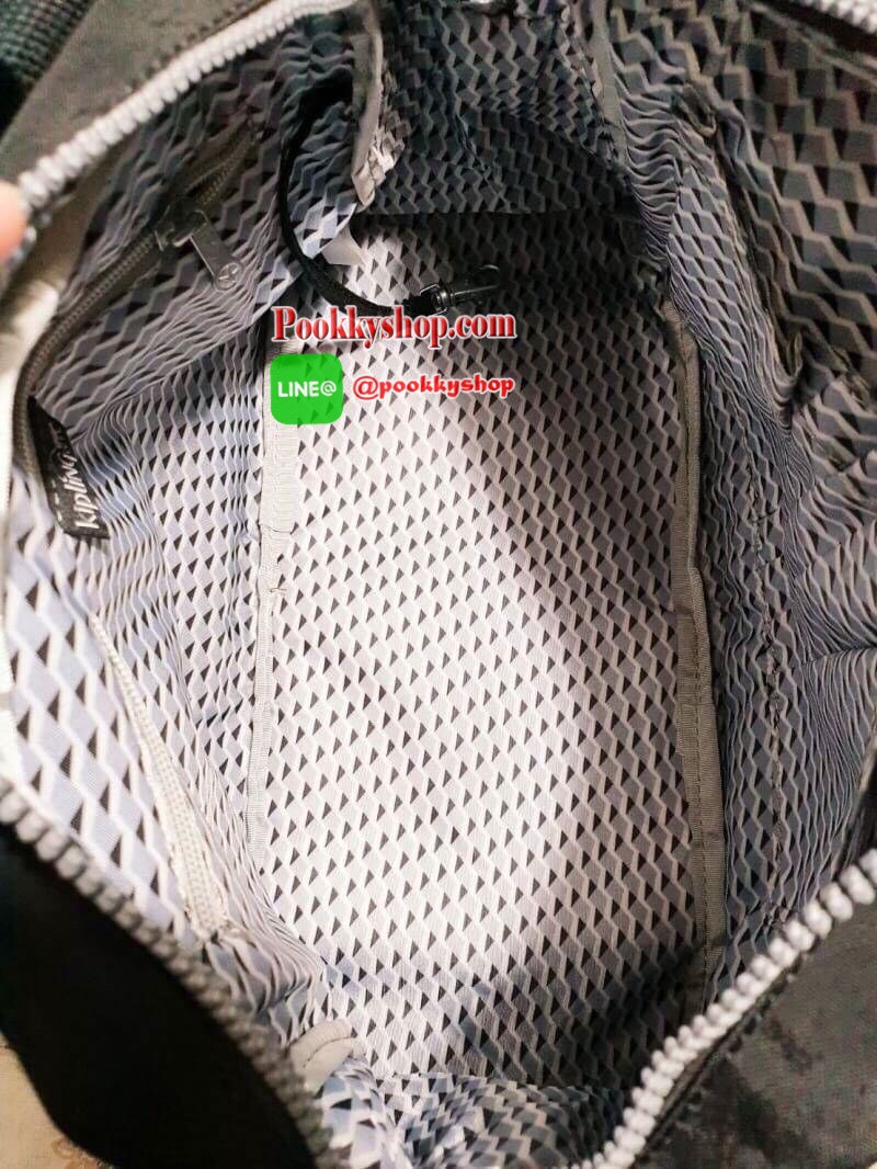 Kipling Women’s Defea Top-Handle Bag กระเป๋าถือหรือสะพายทรงตั้งสวย มีช่องใส่ของแยกเป็นสัดส่วนทั้งด้านในและนอก มีสายสะพายถอดและปรับความยาวได้ฟรีไซส์ มาพร้อมพวงกุญแจลิง น่าใช้คุ้มค่ามากๆจ้า