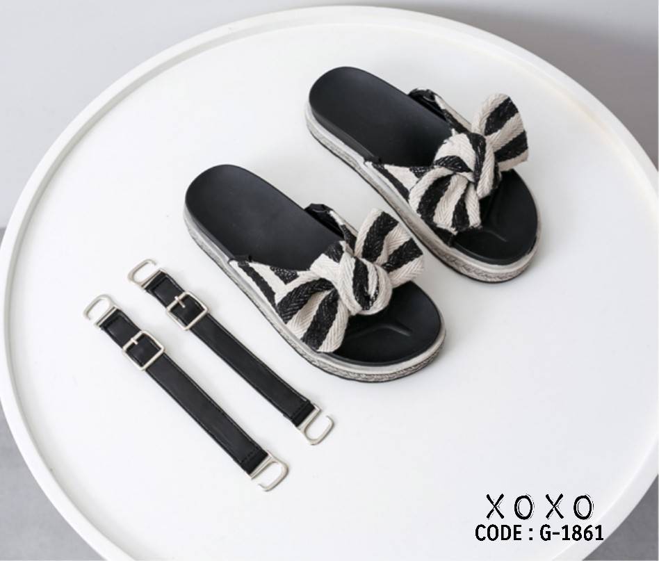 สินค้าพร้อมส่ง แถมฟรี สายคล้องเป็นรัดหลัง แตะสวม งานเก๋ วัสดุผ้าลายสลับสี ด้านหน้ามัดโบ พื้นรองเท้าส้นเสมอ ไม่ต้องเขย่ง สวมใส่ง่าย กระชับ แมทส์ชุดง่าย ติดรูเกี่ยวตะขอขอบรองเท้า ใส่ได้ 2 แบบ จะใส่แบบแตะ หรือมีสายรัดหลังง่ายๆ โดยเกี่ยวตะขอ เท่านั้นเอง ก็เปล