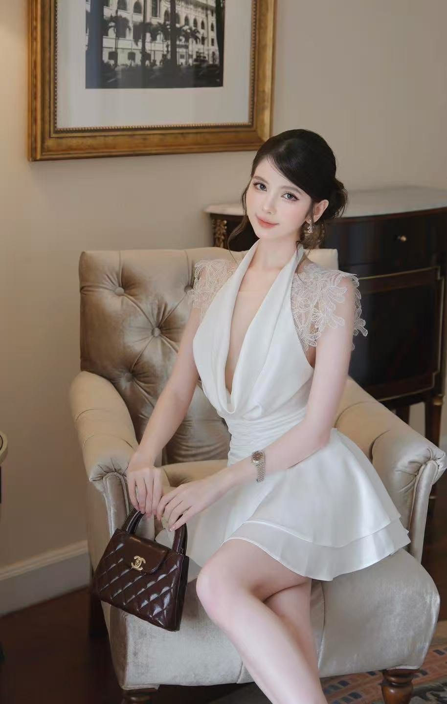 เดรสแฟชั่น มินิเดรสแขนกุดสีขาวผ้าซาตินแต่งผ้าลูกไม้คอวีเว้าลึกทั้งหน้าและหลังดูเซ็กซี่