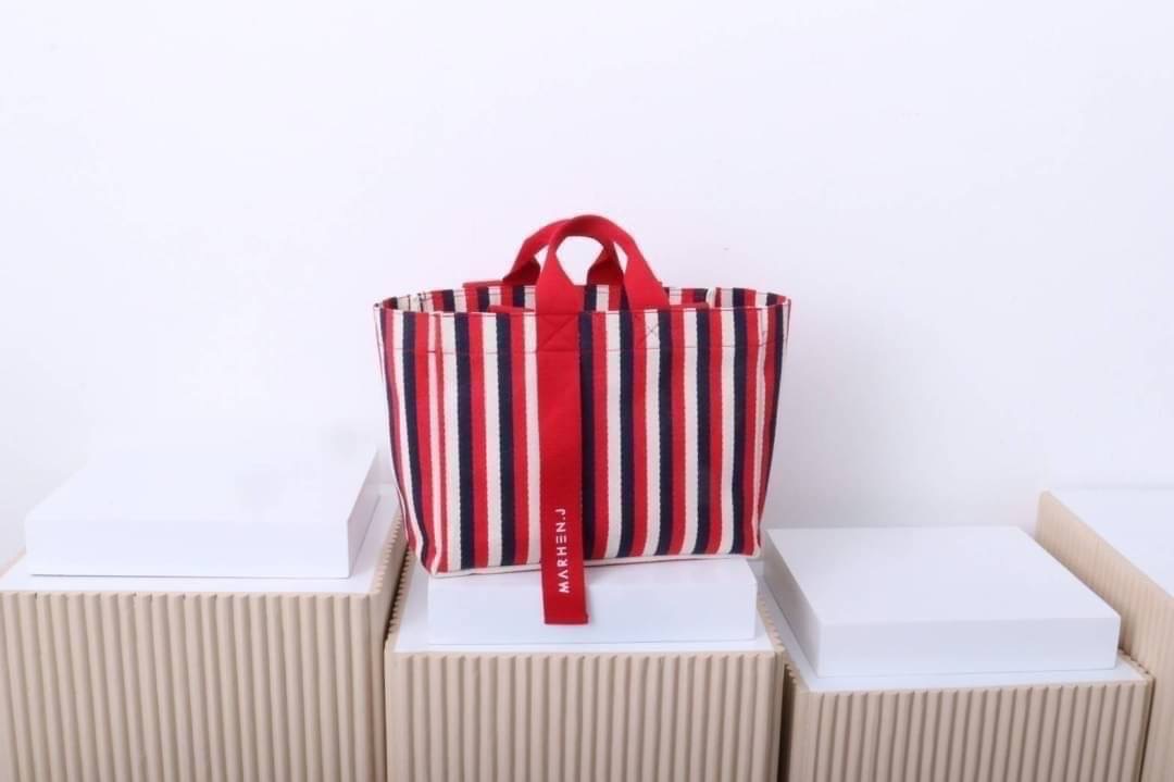 มาอีกรอบละจร้าาา 💥MJ ตัวใหม่ล่าสุด บอกเลยของมันต้องมี ใบใหญ่จุใจใส่ของได้จุกๆ ดีไซน์แบบ shopping bag ถือได้หิ้วได้ น่าร๊ากๆๆๆ เนื้อผ้าวัสดุอย่างดีและหนา มาตามคำเรียกร้อง...