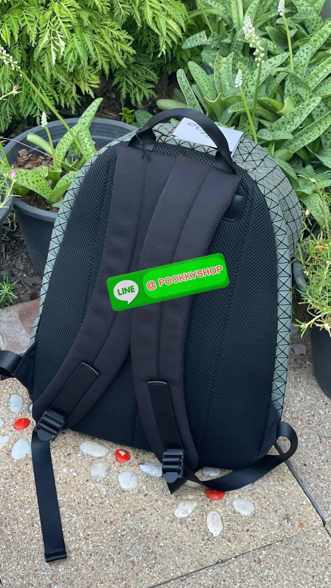 Bao Bao Issey Miyake Daypack geometric backpack กระเป๋าเป้ทรงคลาสสิก รองรับน้ำหนักได้ดี เหมาะกับการเดินทาง เป้สะพายหลังรุ่น Daypack One-Tone Backpack มาในรูปทรงกระเป๋าเป้สุดคลาสสิก โดดเด่นด้วยการออกแบบที่เป็นเอกลักษณ์ วัสดุสามเหลี่ยมขนาดเล็กพิเศษ ได้กลิ่น